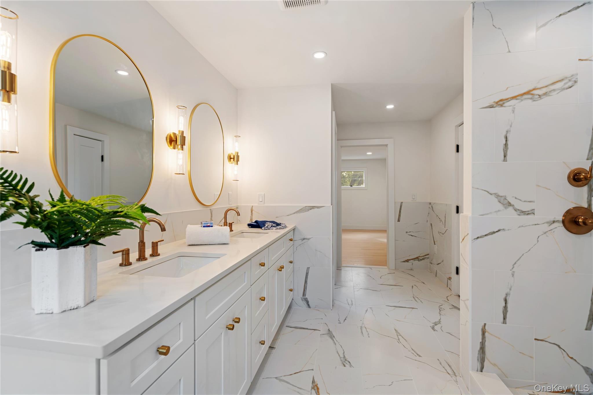 #16 photo, 10 Beth Lane, Plainview , NY 11803