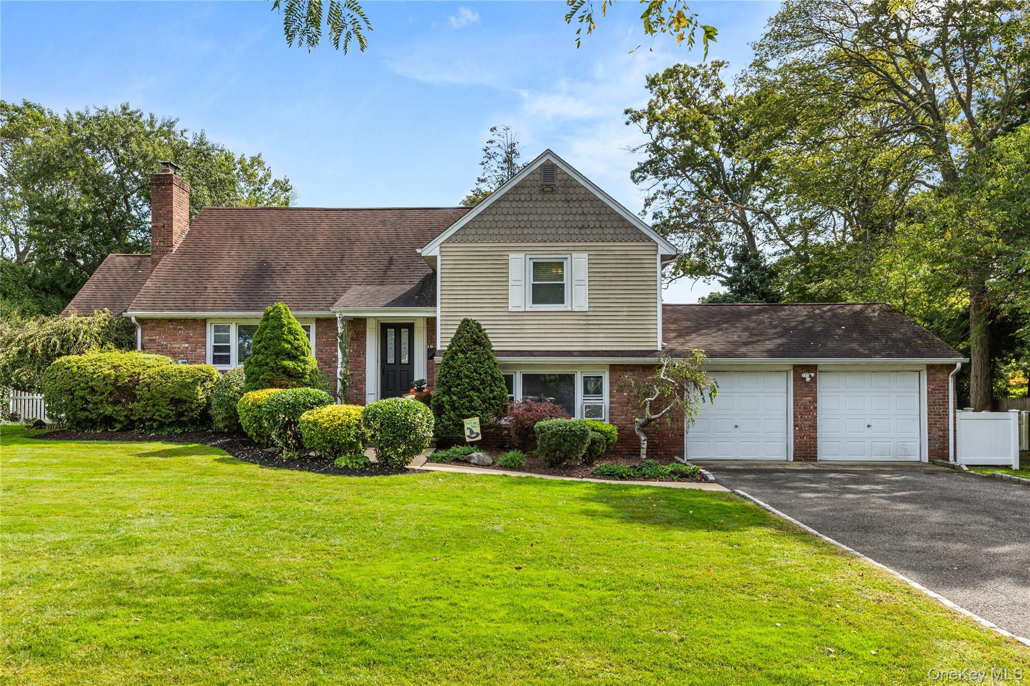 #1 photo, 19 Gamecock Lane, सफ़ोक काउंटी Babylon , NY 11702