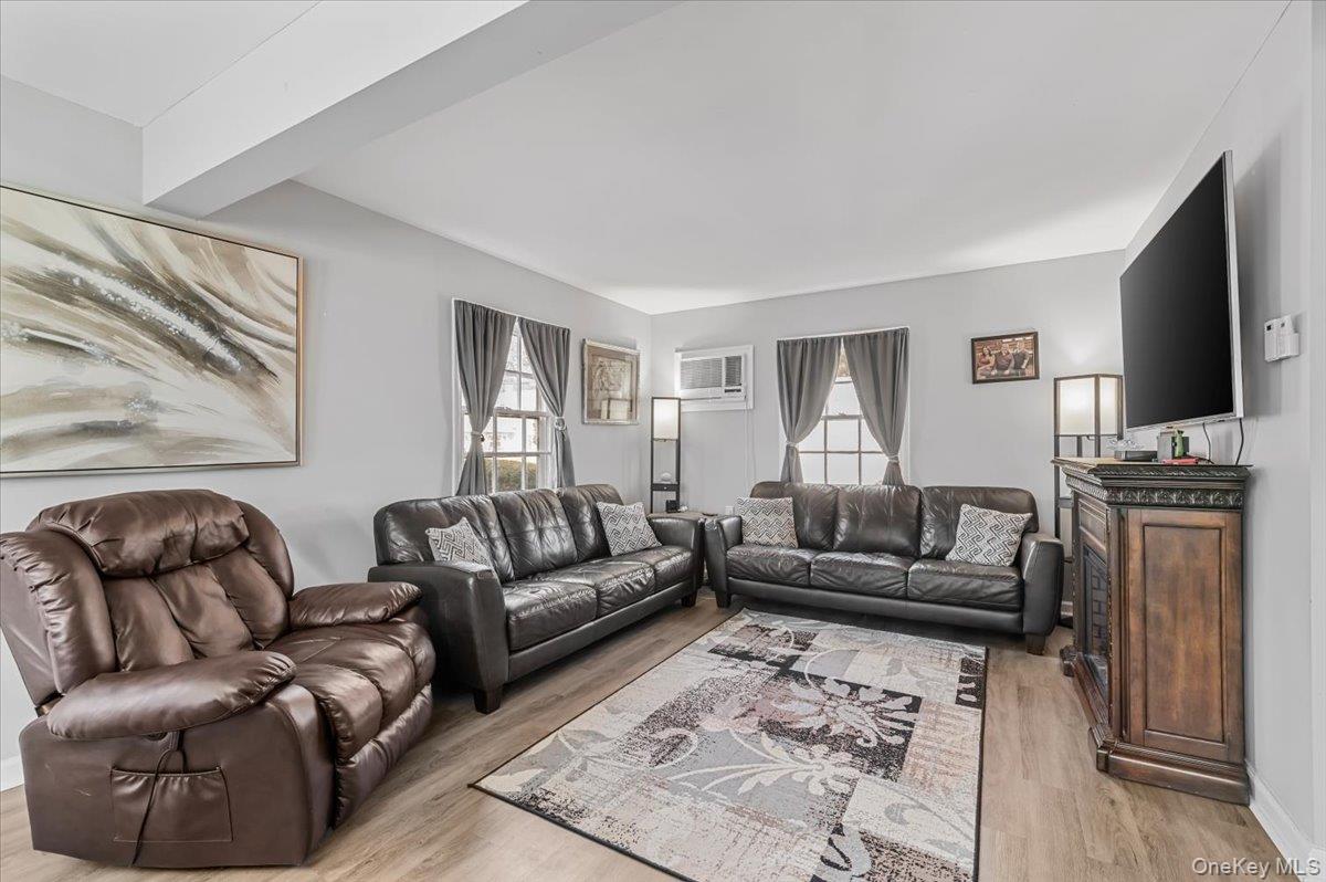 #16 photo, 109 Periwinkle Road, Levittown , NY 11756