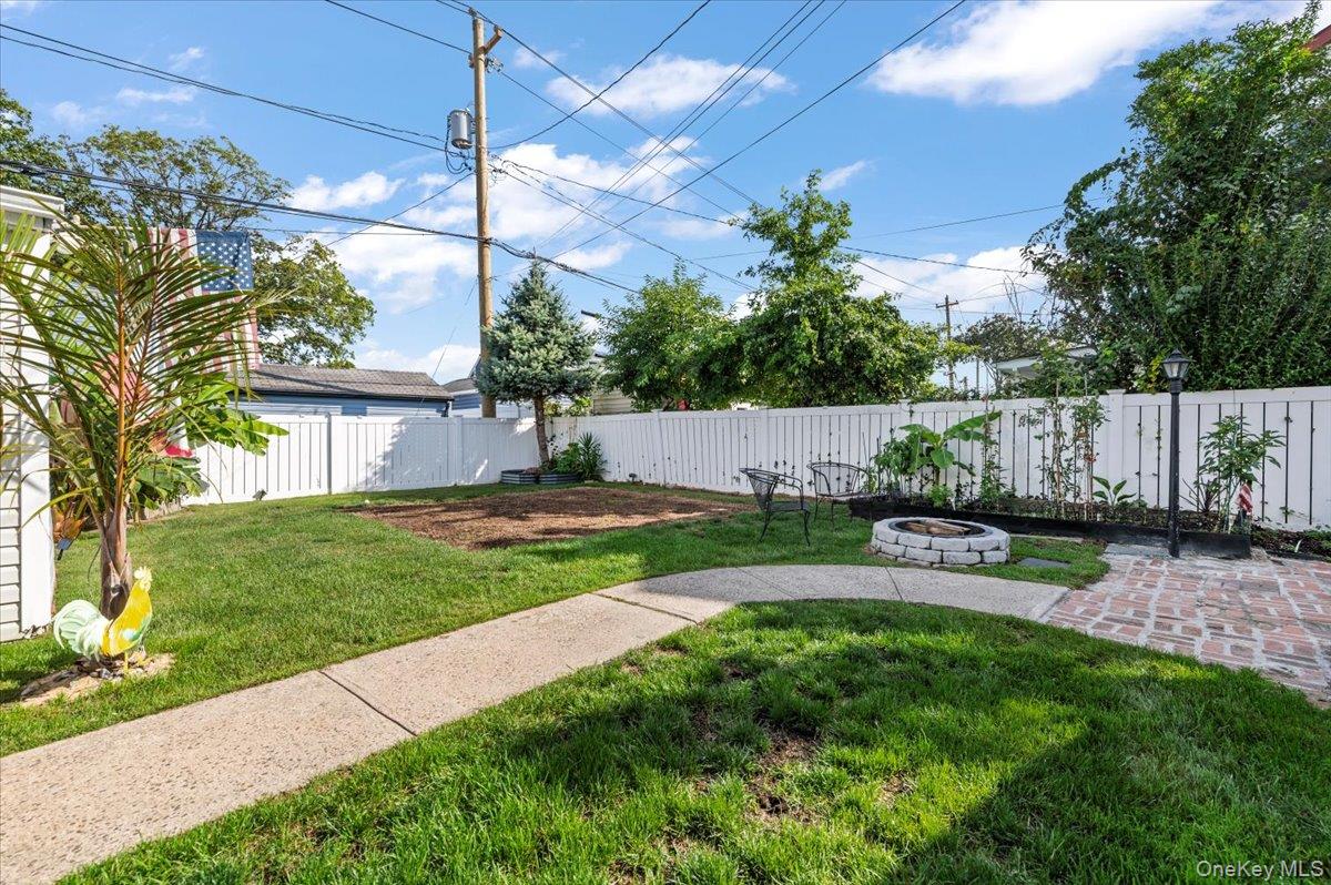 #5 photo, 109 Periwinkle Road, Levittown , NY 11756