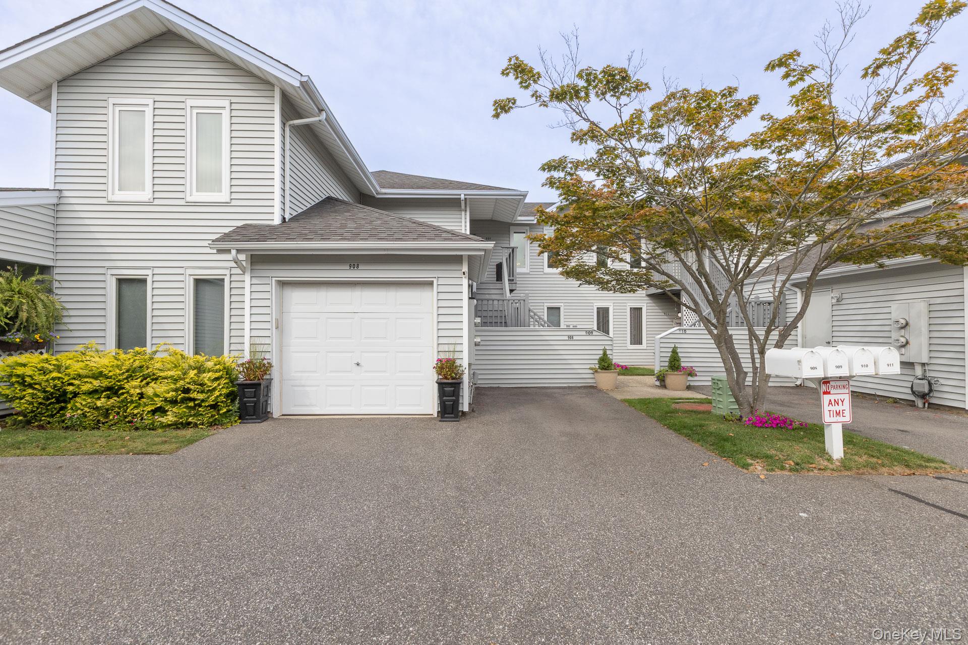 #1 photo, 908 Fenway Road, سوفولك Saint James , NY 11780