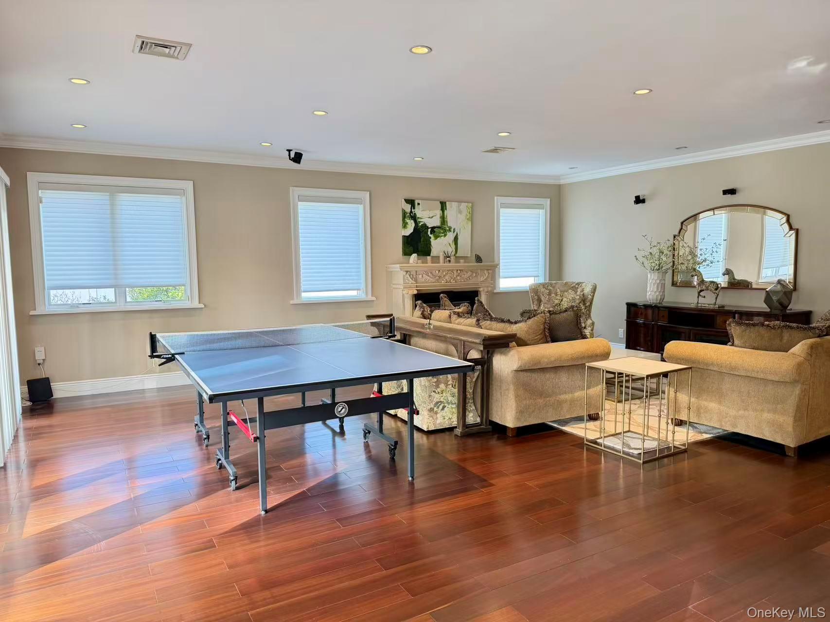 #4 photo, 17 Livingston Avenue, Jericho , NY 11753