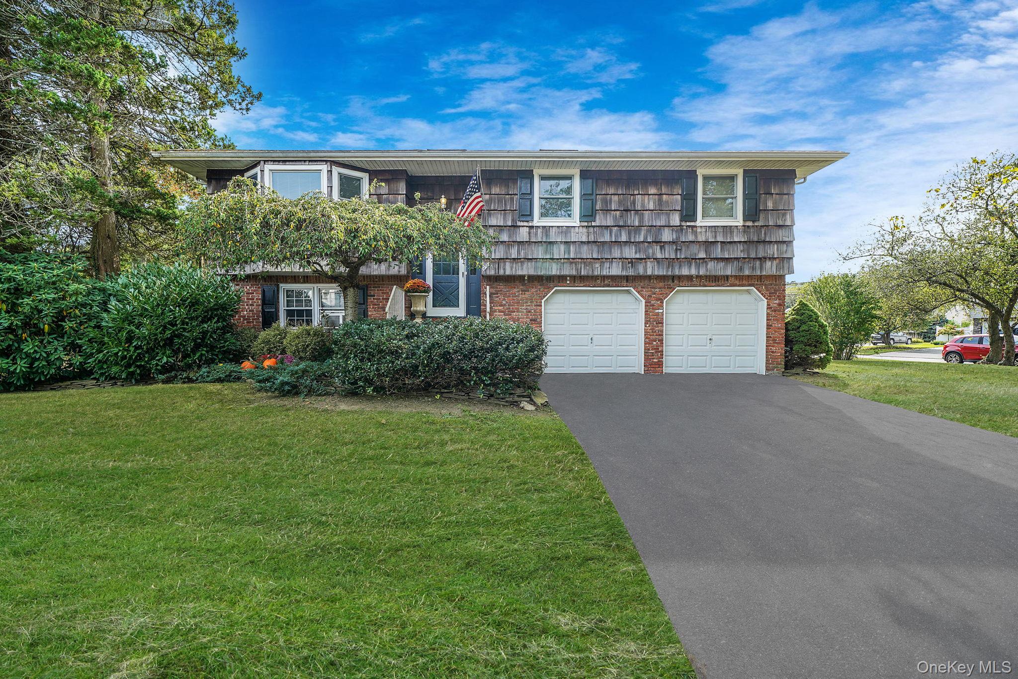 #1 photo, 6 Stuyvesant Road, Oakdale , NY 11769