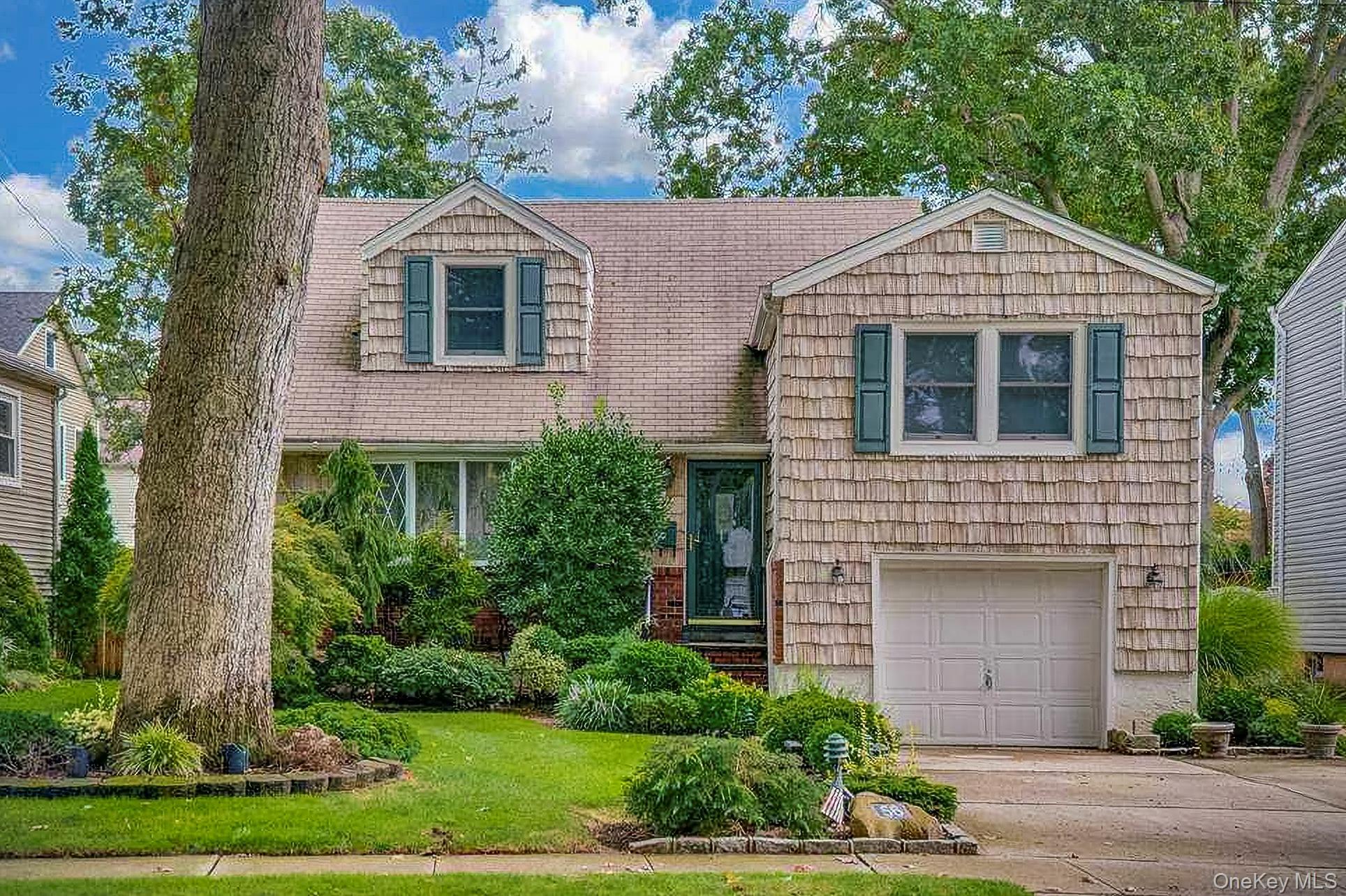 #1 photo, 56 ADAIR COURT, नासाउ काउंटी Malverne , NY 11565