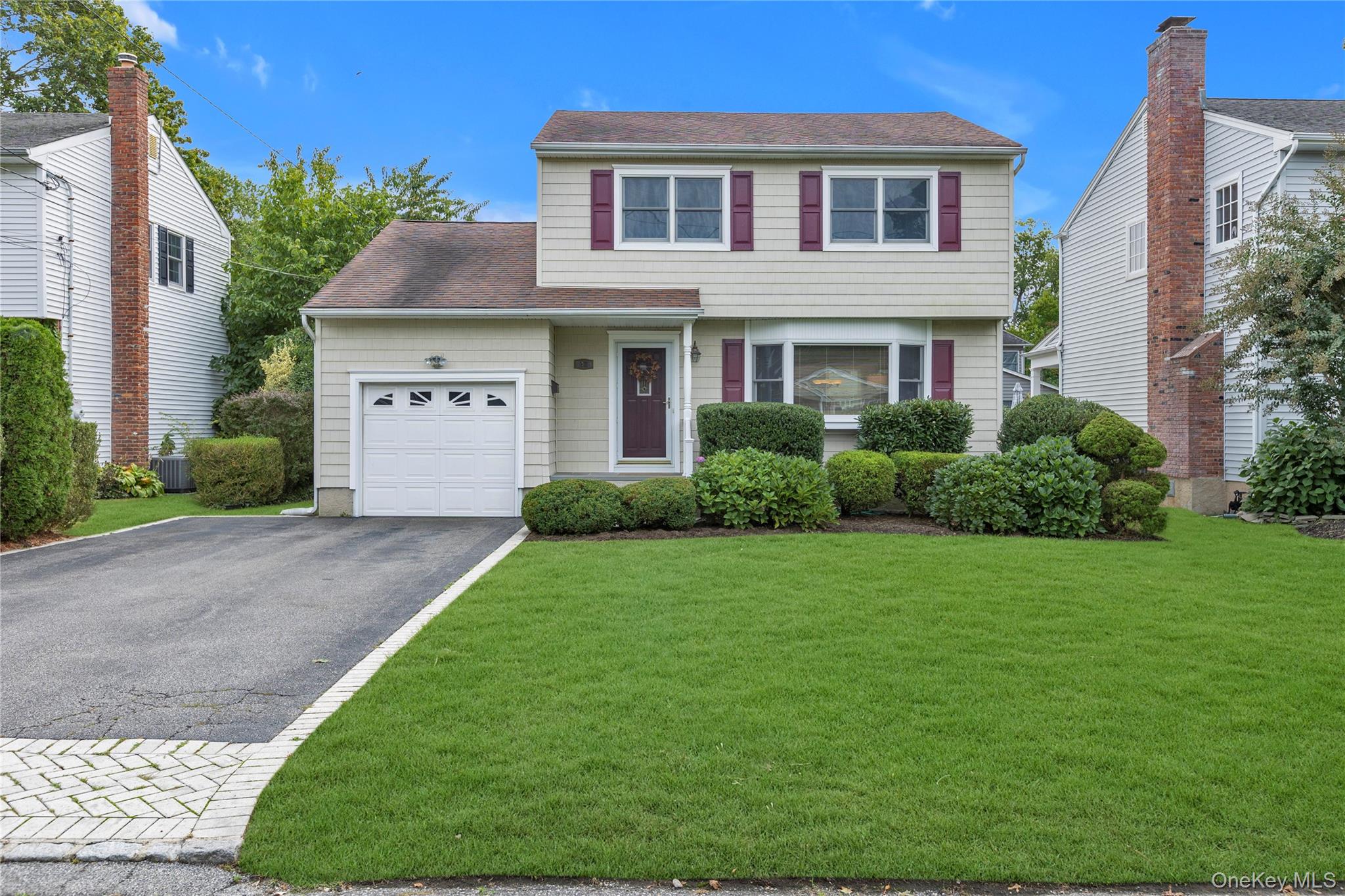 #1 photo, 32 Oakwood Street, सफ़ोक काउंटी Greenlawn , NY 11740