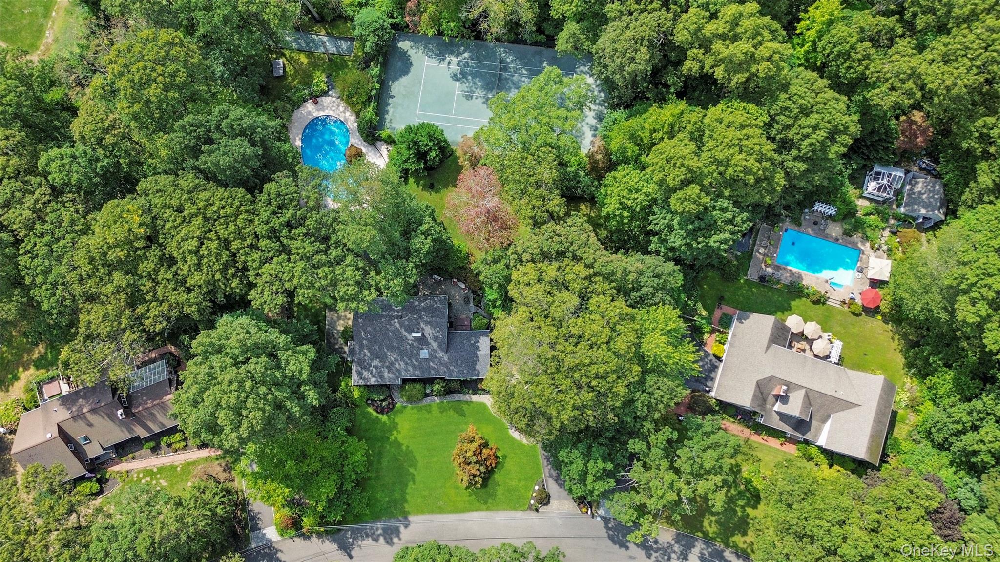 #2 photo, 25 Surry Hill Place, Huntington , NY 11743