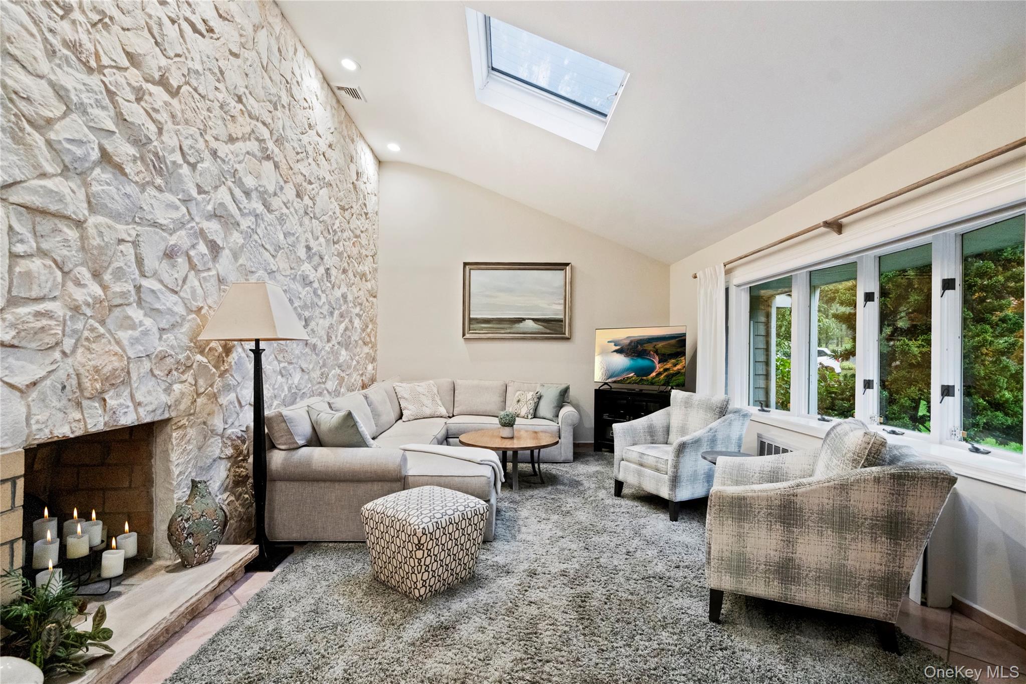 #4 photo, 25 Surry Hill Place, Huntington , NY 11743