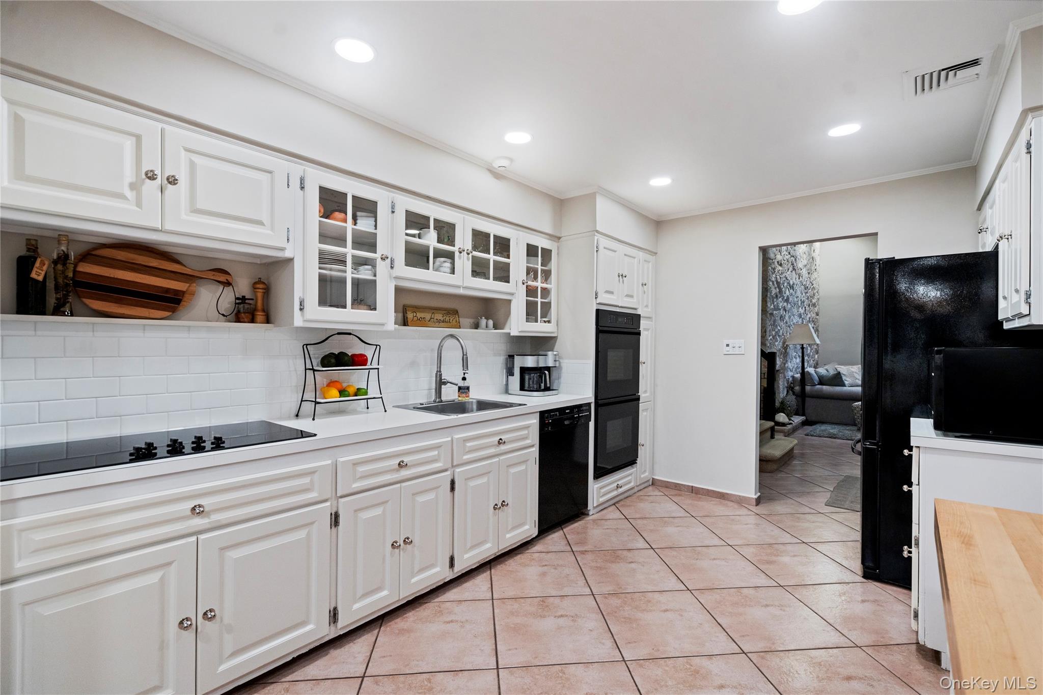 #8 photo, 25 Surry Hill Place, Huntington , NY 11743