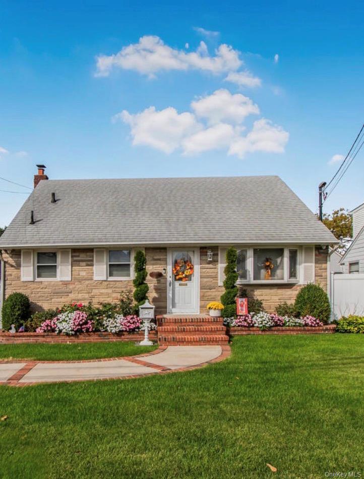 #1 photo, 82 Gates Avenue, नासाउ काउंटी Valley Stream , NY 11580