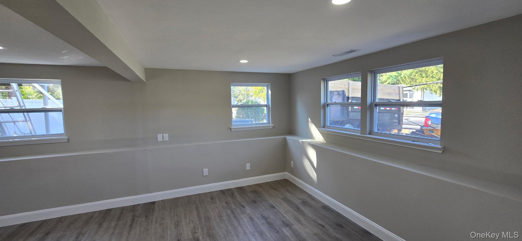 #8 photo, 1902 Race Avenue, サフォーク郡 Medford , NY 11763