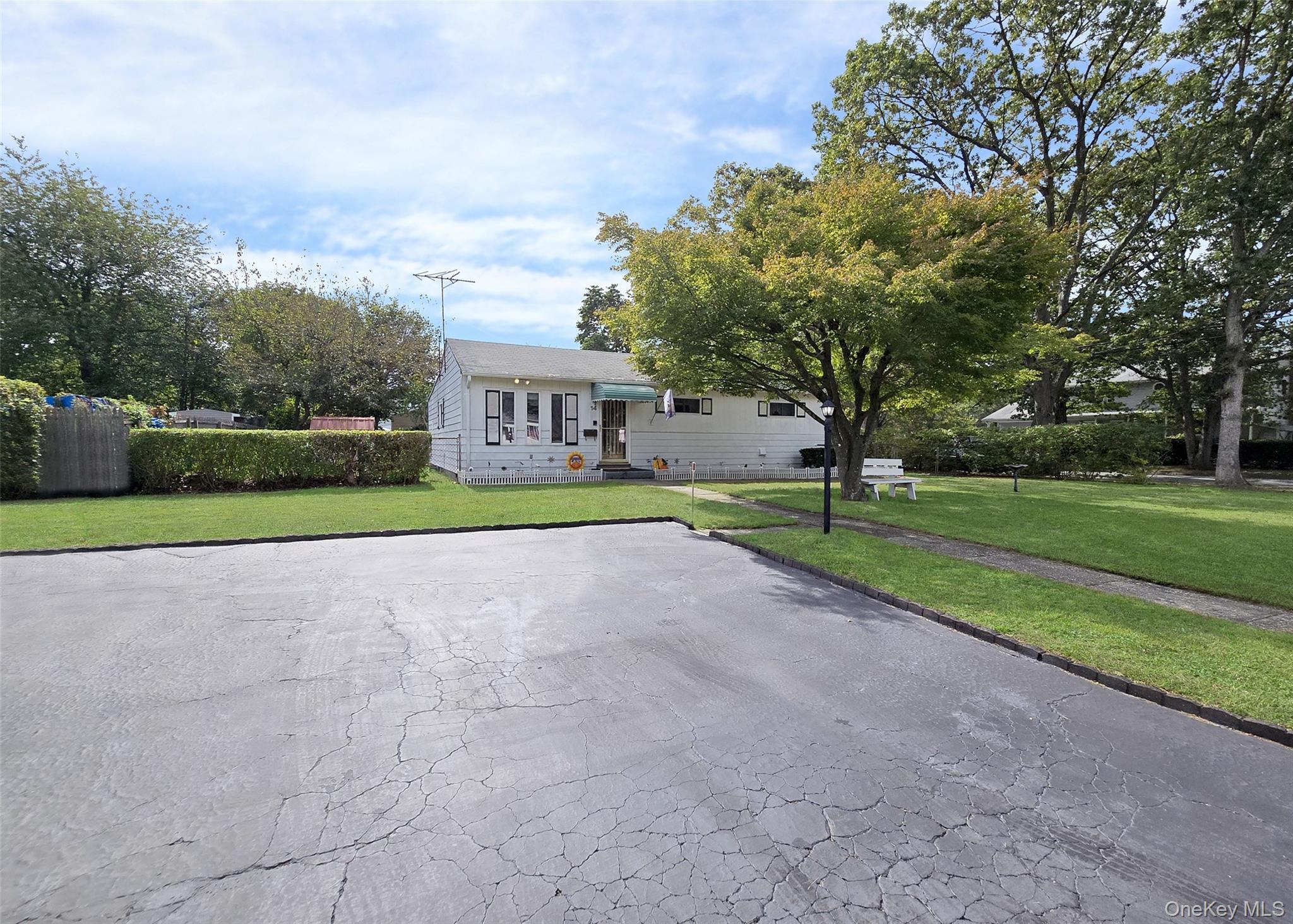 #3 photo, 14 E Oakdale Street, Bay Shore , NY 11706