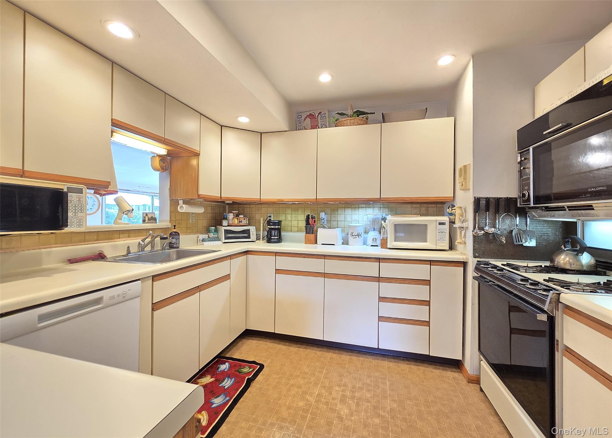 #9 photo, 14 E Oakdale Street, Bay Shore , NY 11706