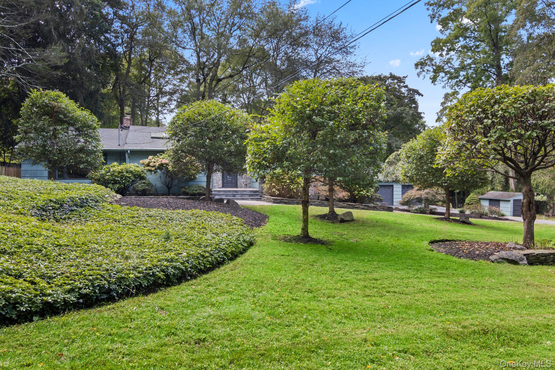 #4 photo, 17 Bluebird Lane, Huntington , NY 11743