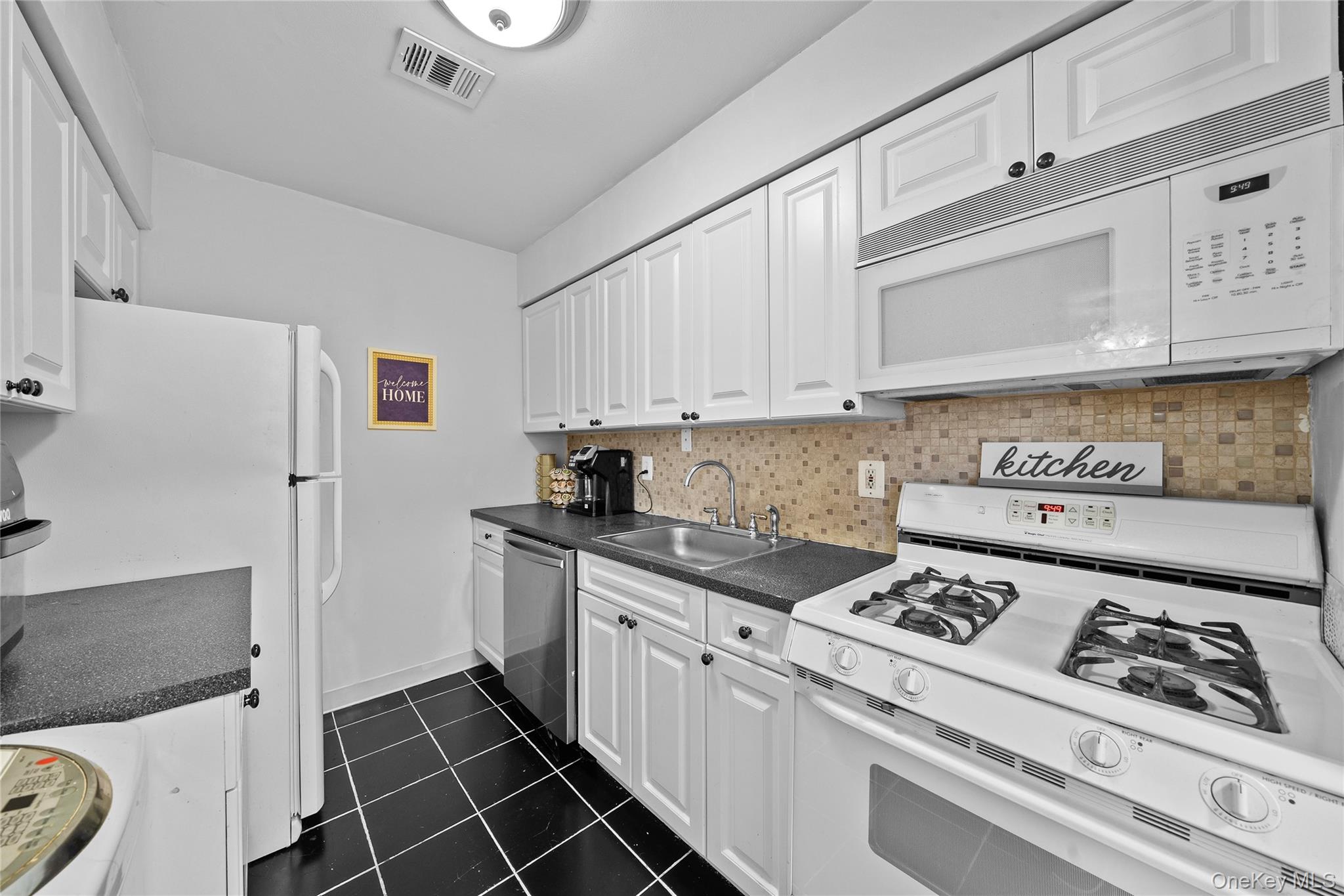 #10 photo, 10 Point Circle, Coram , NY 11727