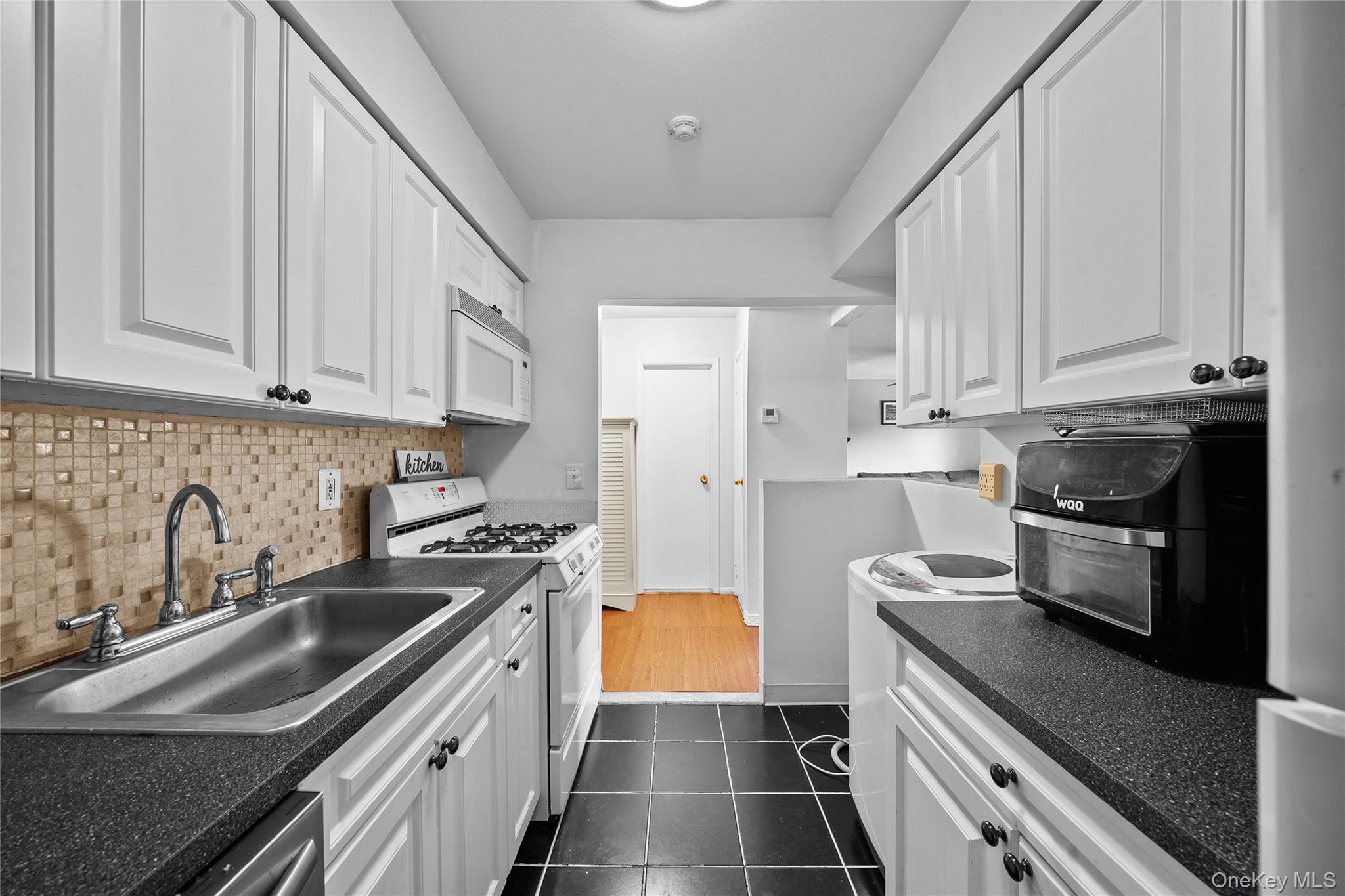 #12 photo, 10 Point Circle, Coram , NY 11727