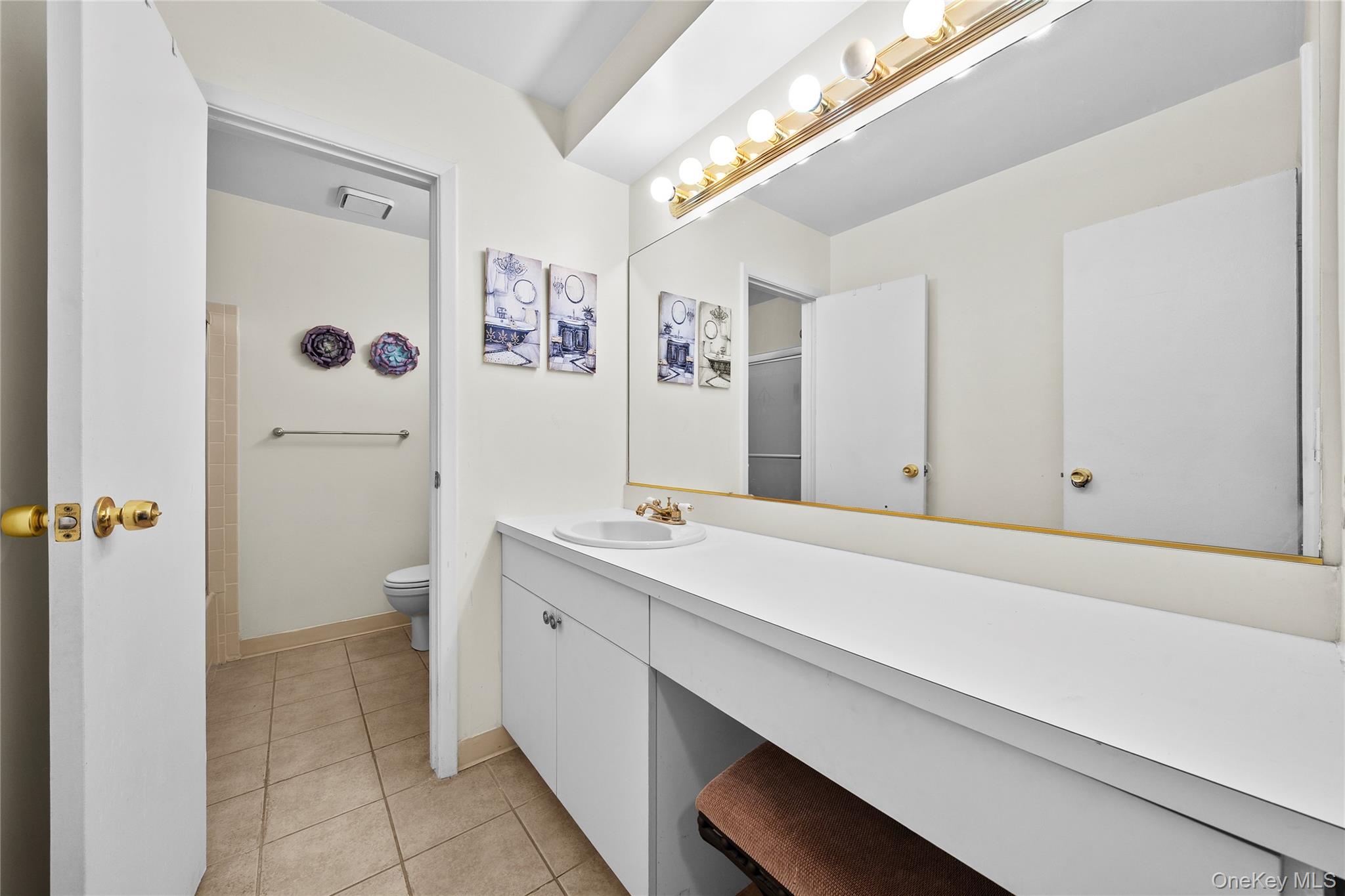 #13 photo, 10 Point Circle, Coram , NY 11727