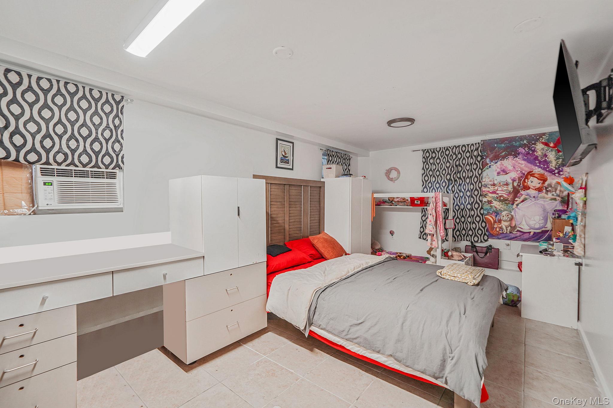 #16 photo, 158 Broadway, Brentwood , NY 11717