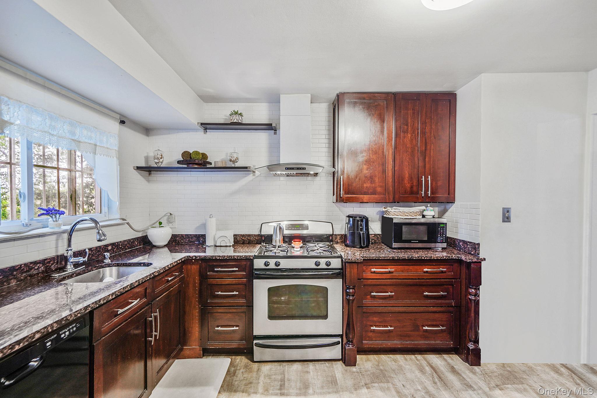 #6 photo, 158 Broadway, Brentwood , NY 11717