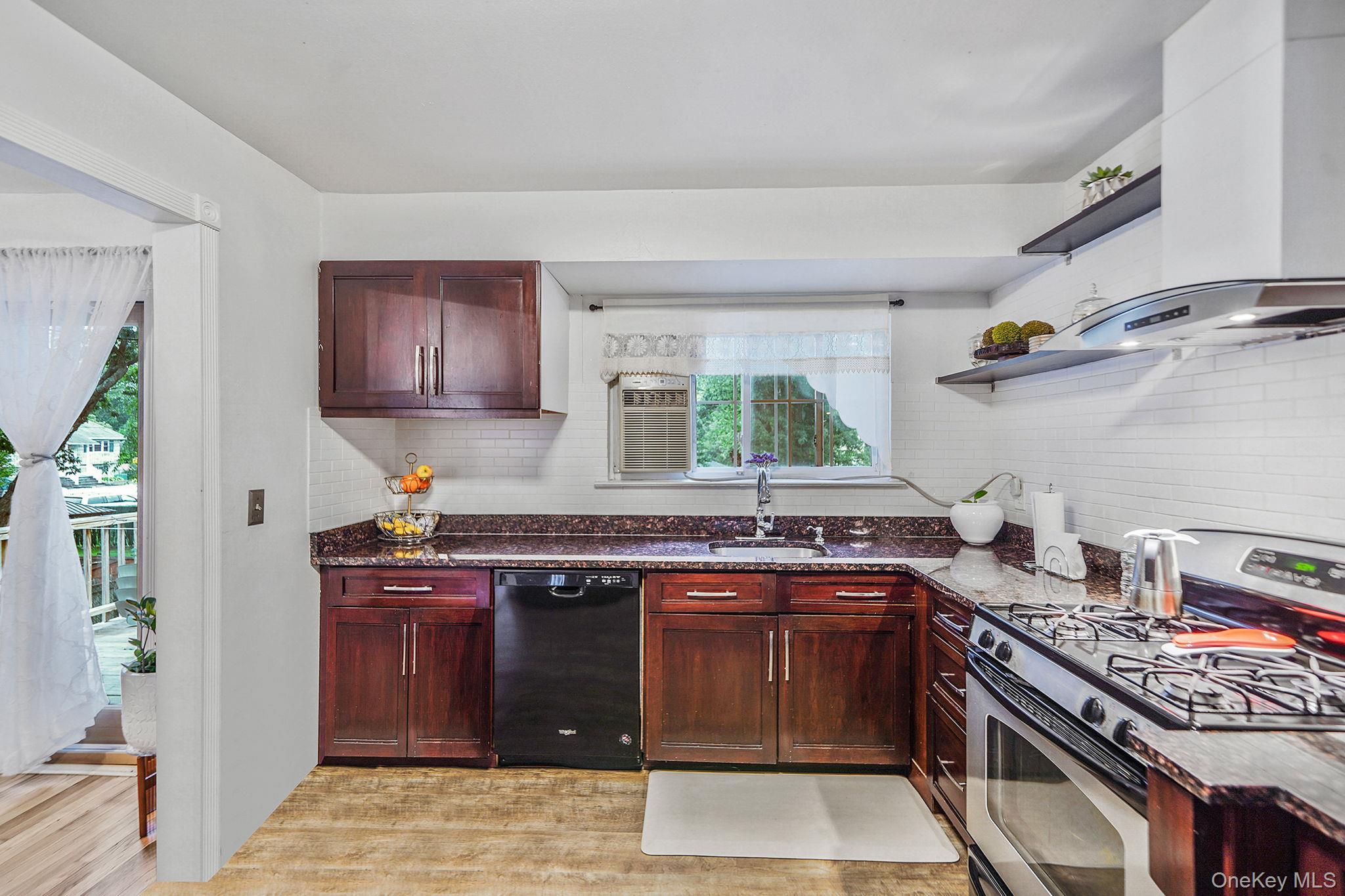 #8 photo, 158 Broadway, Brentwood , NY 11717