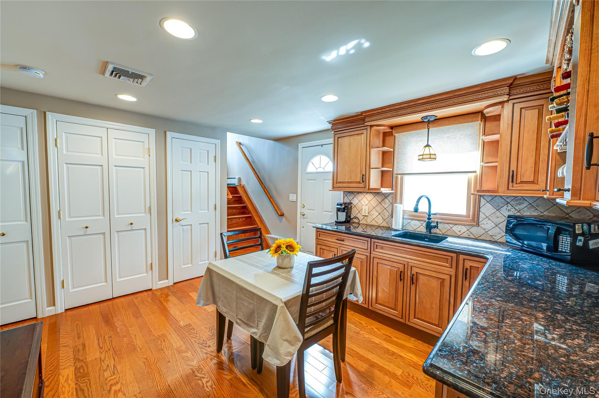 #17 photo, 35 Roosevelt Avenue, Malverne , NY 11565