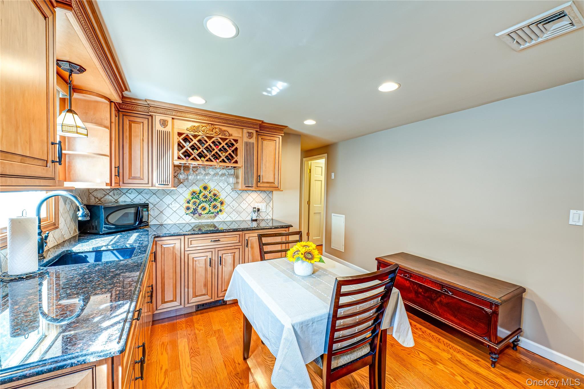 #19 photo, 35 Roosevelt Avenue, Malverne , NY 11565