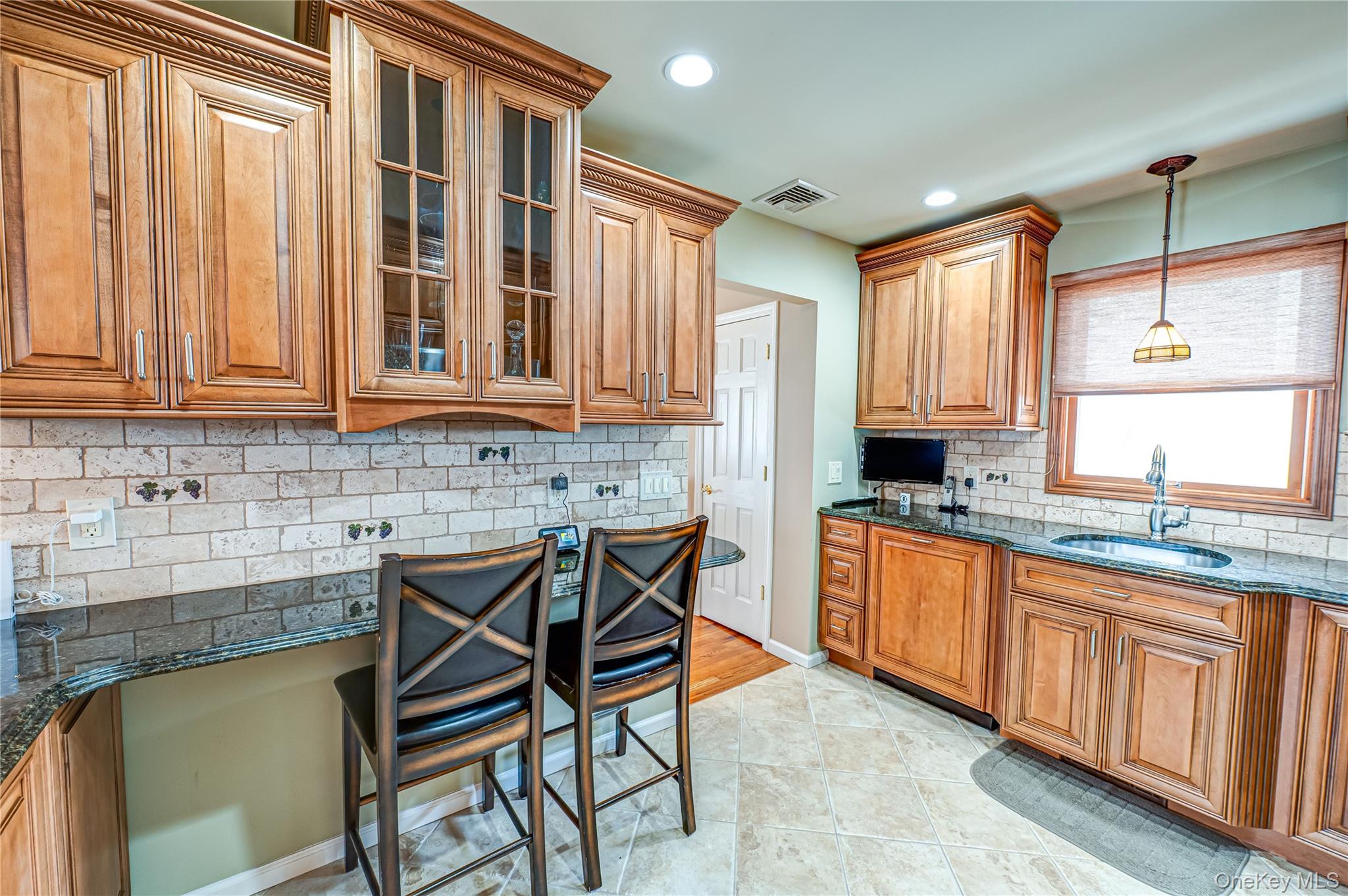 #4 photo, 35 Roosevelt Avenue, Malverne , NY 11565