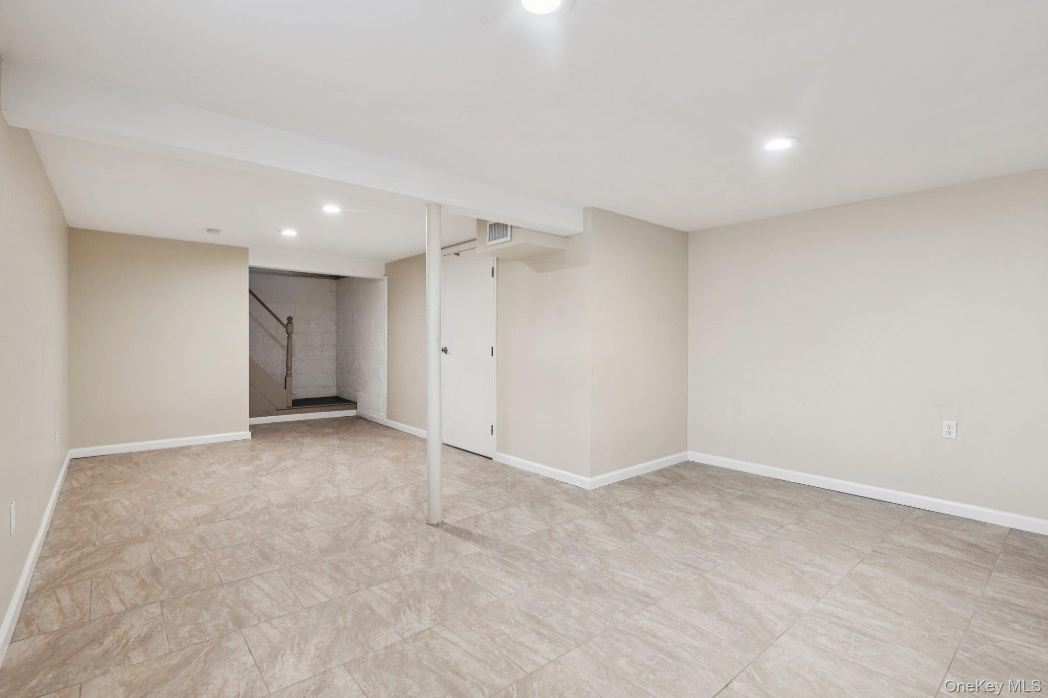 #16 photo, 105 Devon Road, ナッソー郡 Albertson , NY 11507