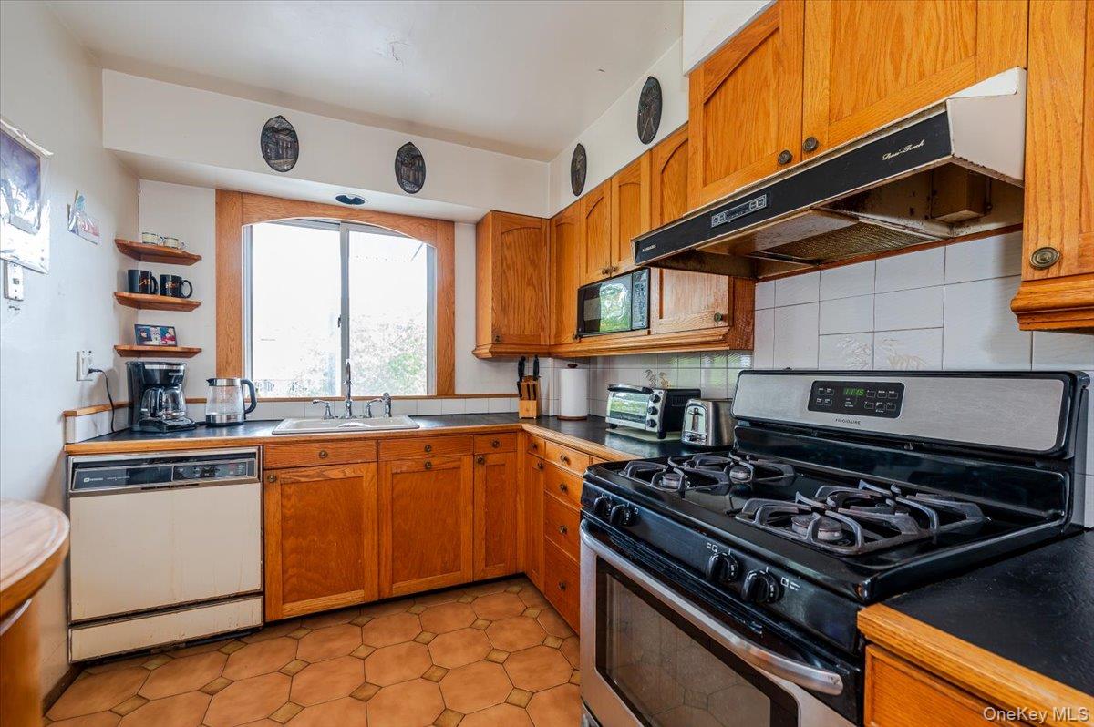 #8 photo, 248 Throggs Neck Boulevard, Bronx , NY 10465