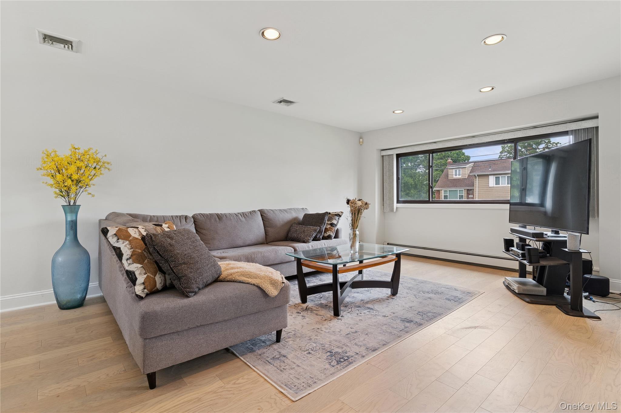 #2 photo, 3612 Ladonia Street, ナッソー郡 Seaford , NY 11783