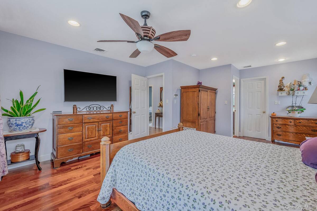 #23 photo, 63 Sherwood Drive, East Islip , NY 11730