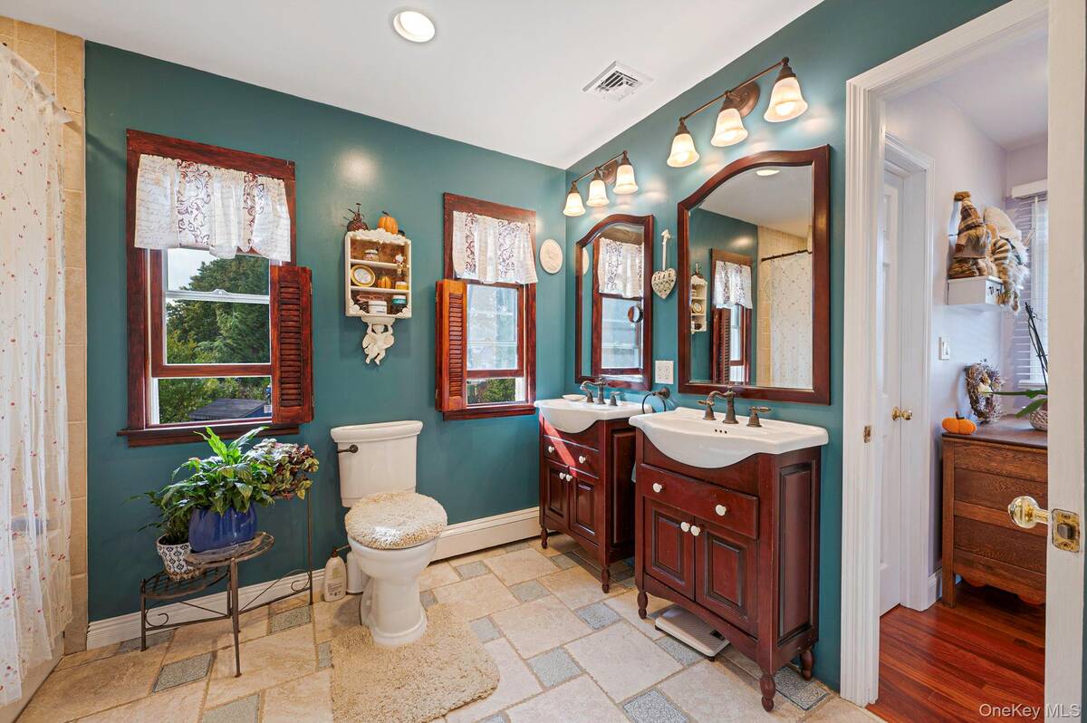 #24 photo, 63 Sherwood Drive, East Islip , NY 11730