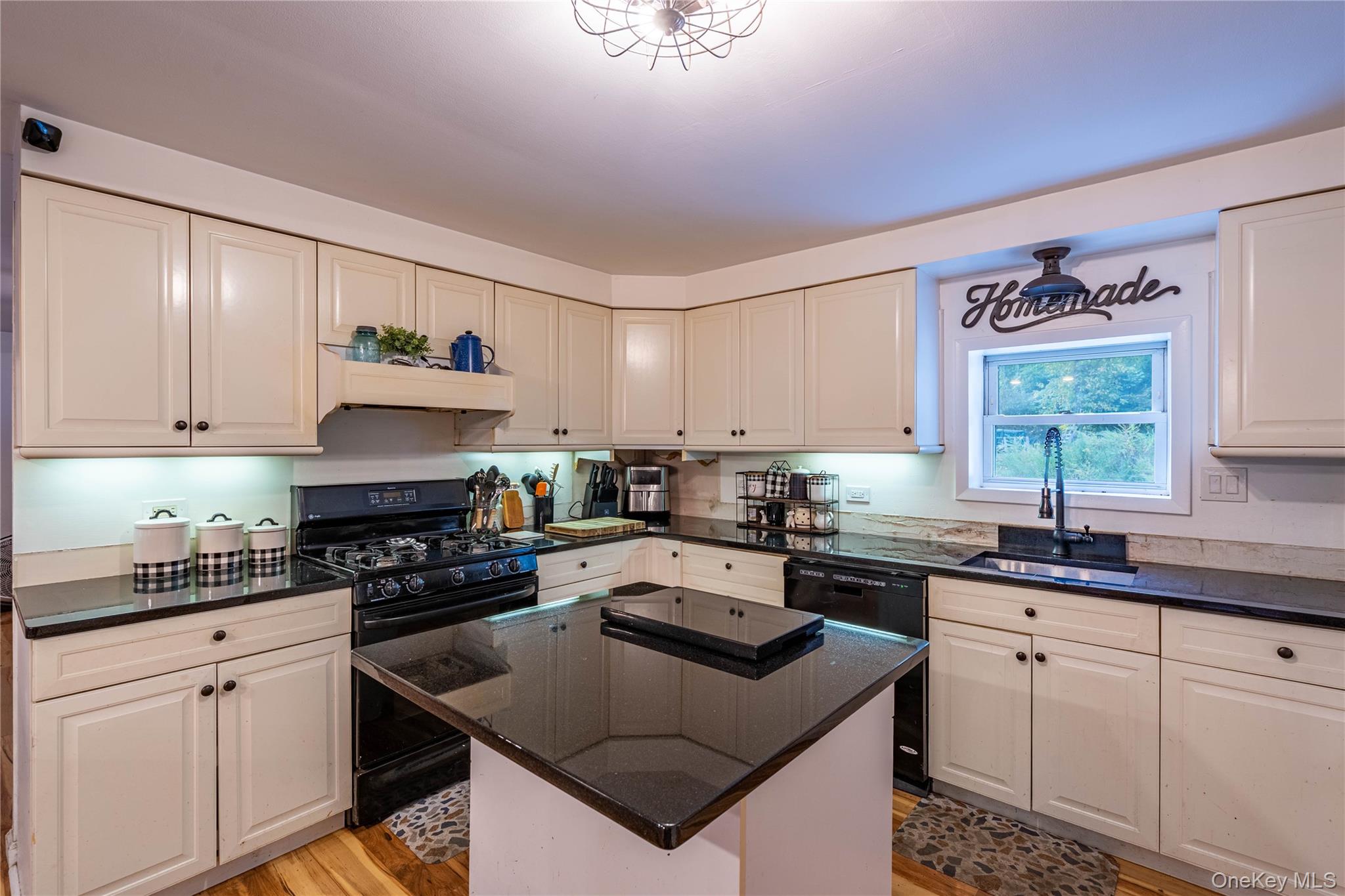 #4 photo, 8 Edwards Lane, Marlboro , NY 12547