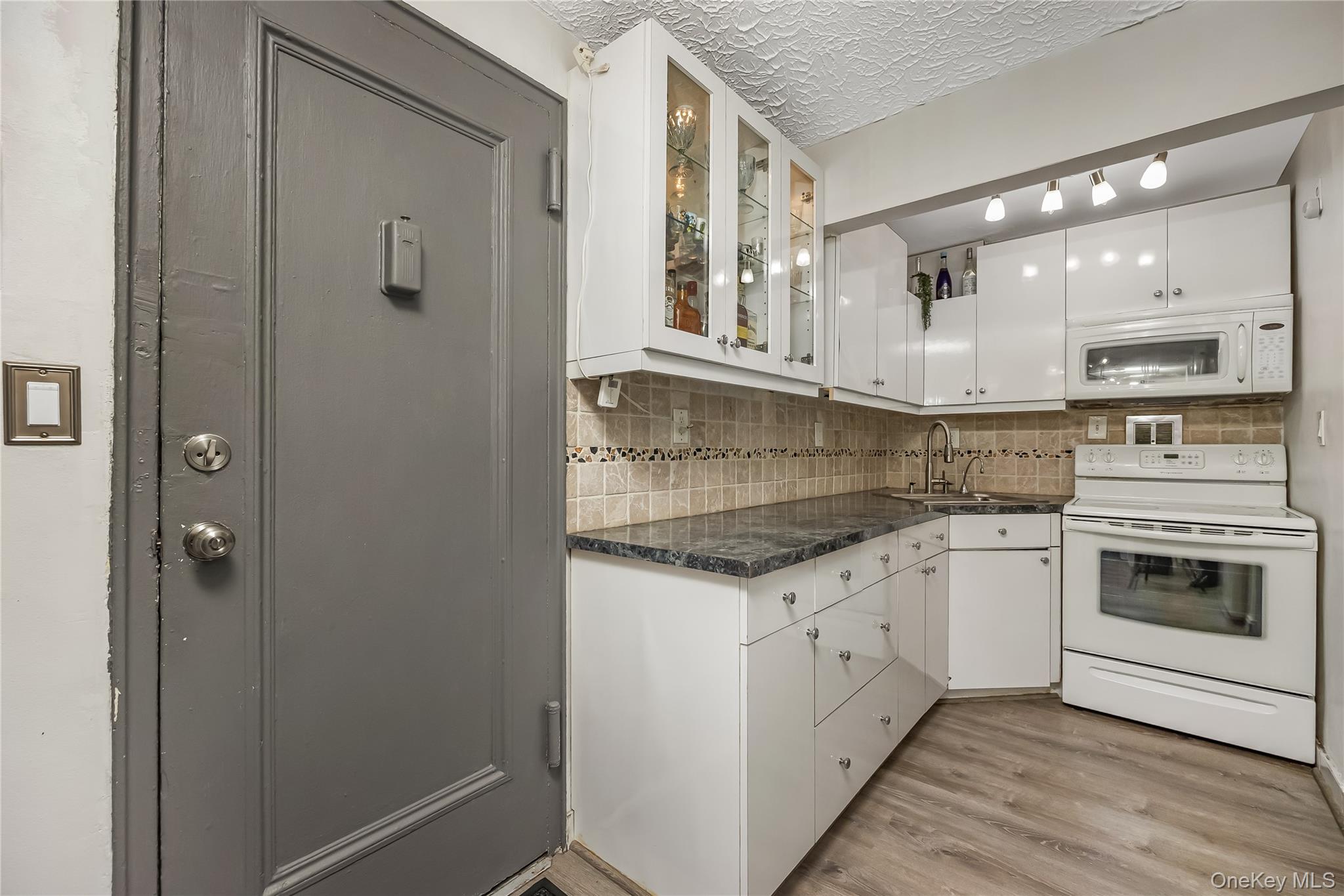 #3 photo, 222 Smith Street, ناسو Freeport , NY 11520