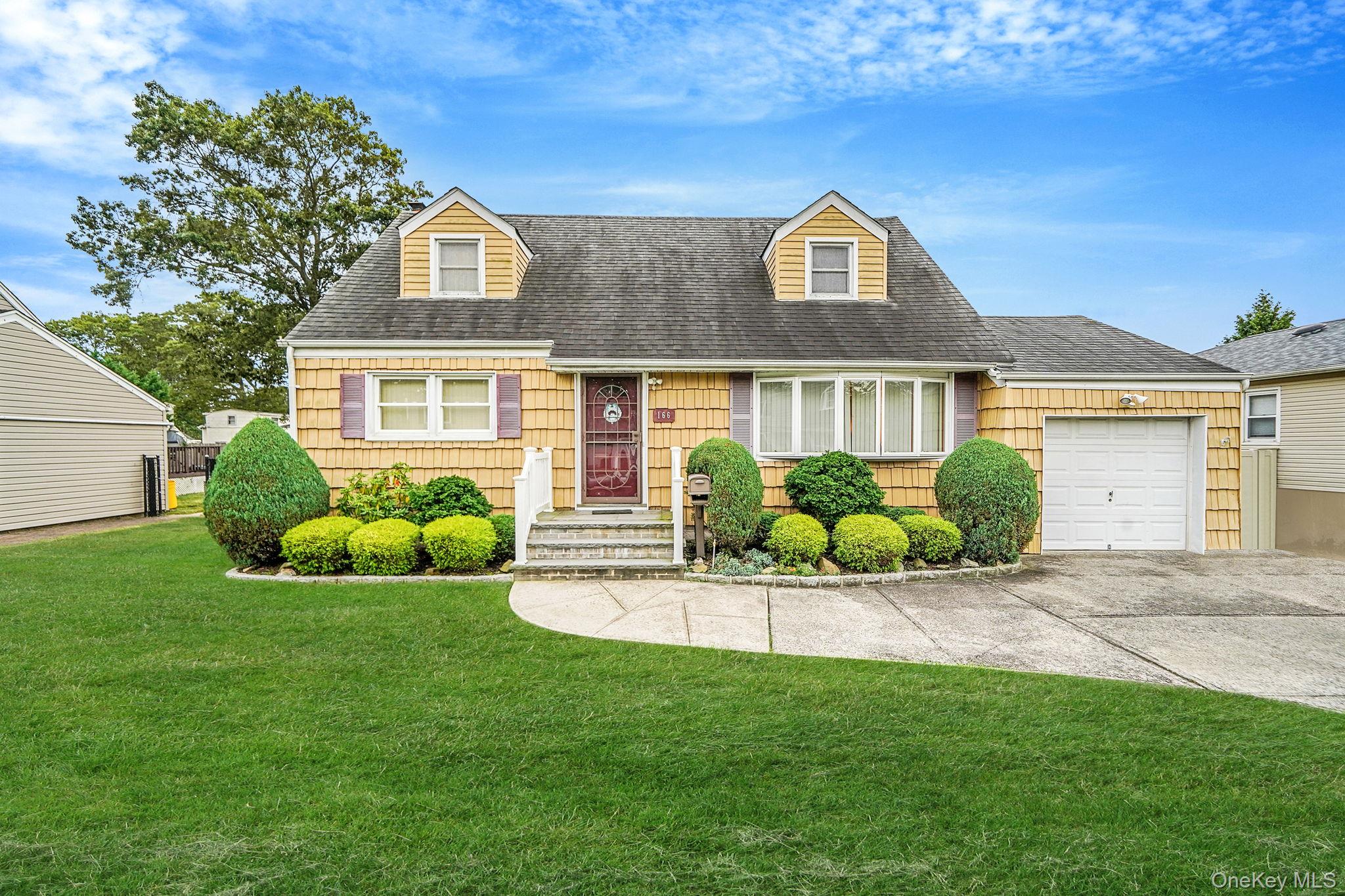 #1 photo, 166 N Oak Street, नासाउ काउंटी Massapequa , NY 11758