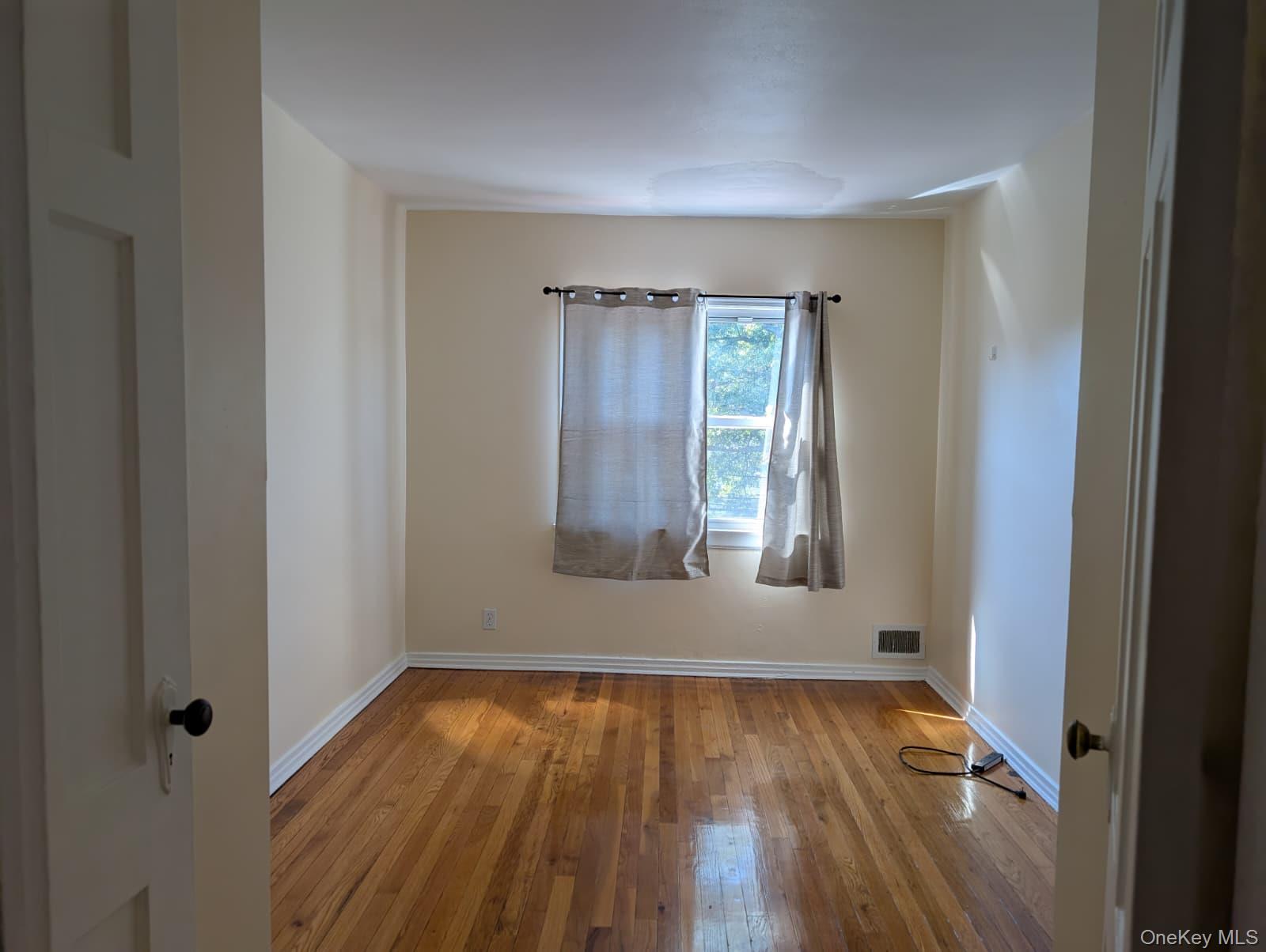 #10 photo, 75-40 197th Street, Fresh Meadows , NY 11366