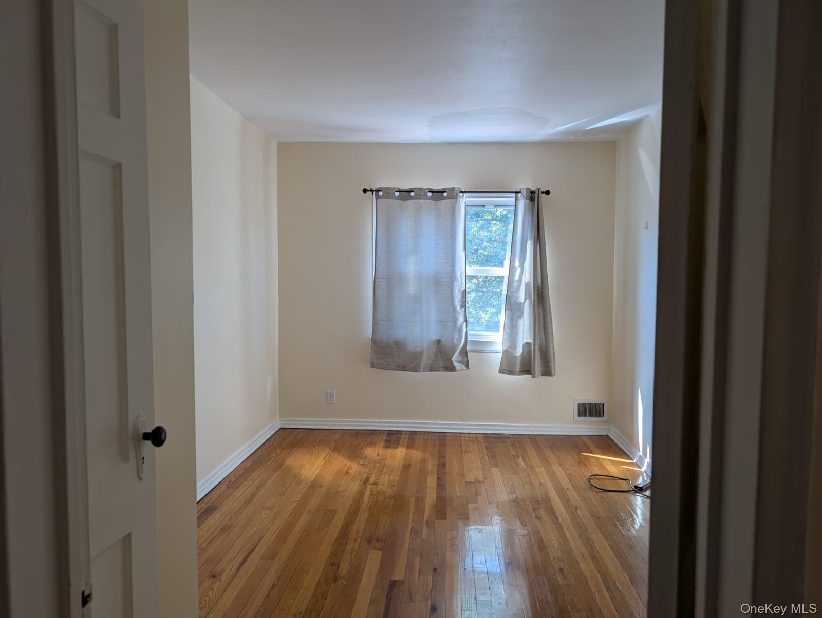 #3 photo, 75-40 197th Street, Fresh Meadows , NY 11366