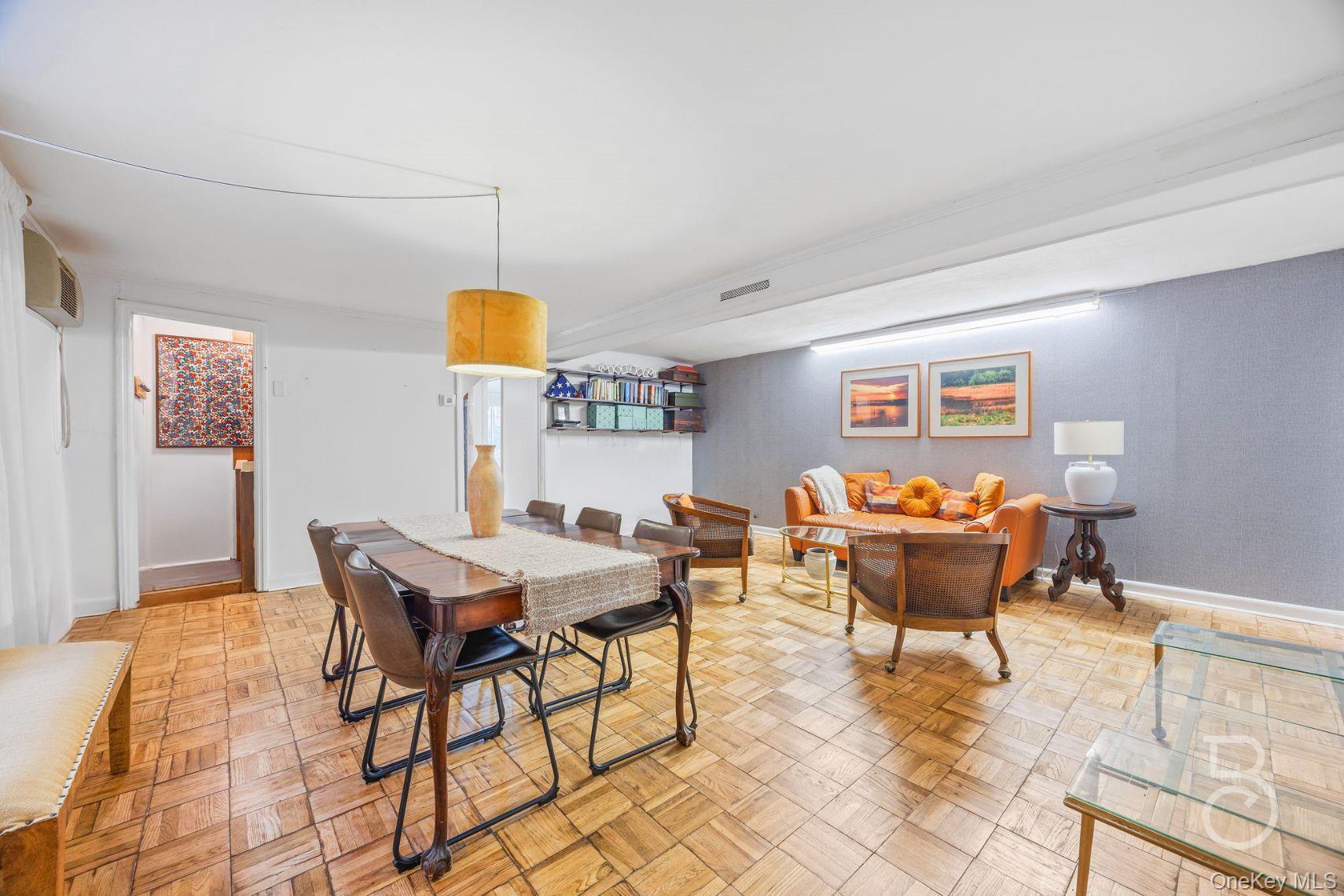 #13 photo, 24-23 83rd Street, クイーンズ区 East Elmhurst , NY 11370