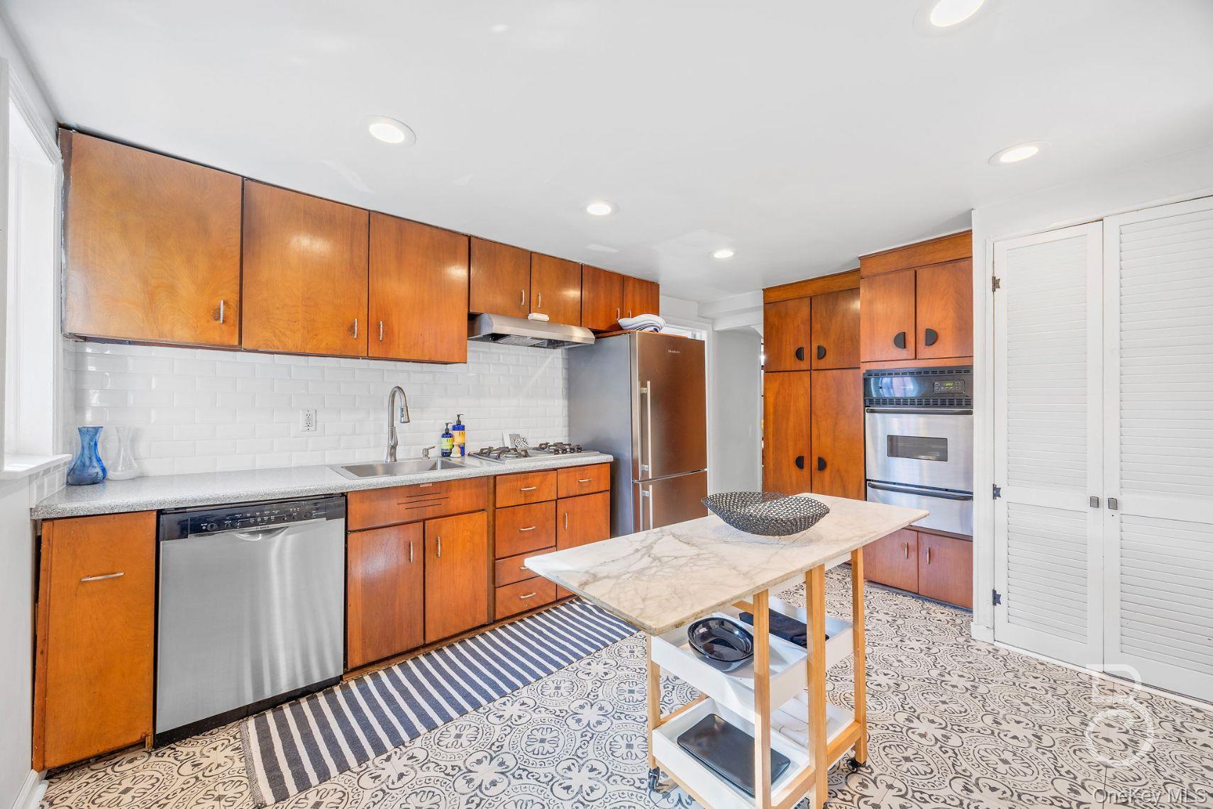 #16 photo, 24-23 83rd Street, クイーンズ区 East Elmhurst , NY 11370