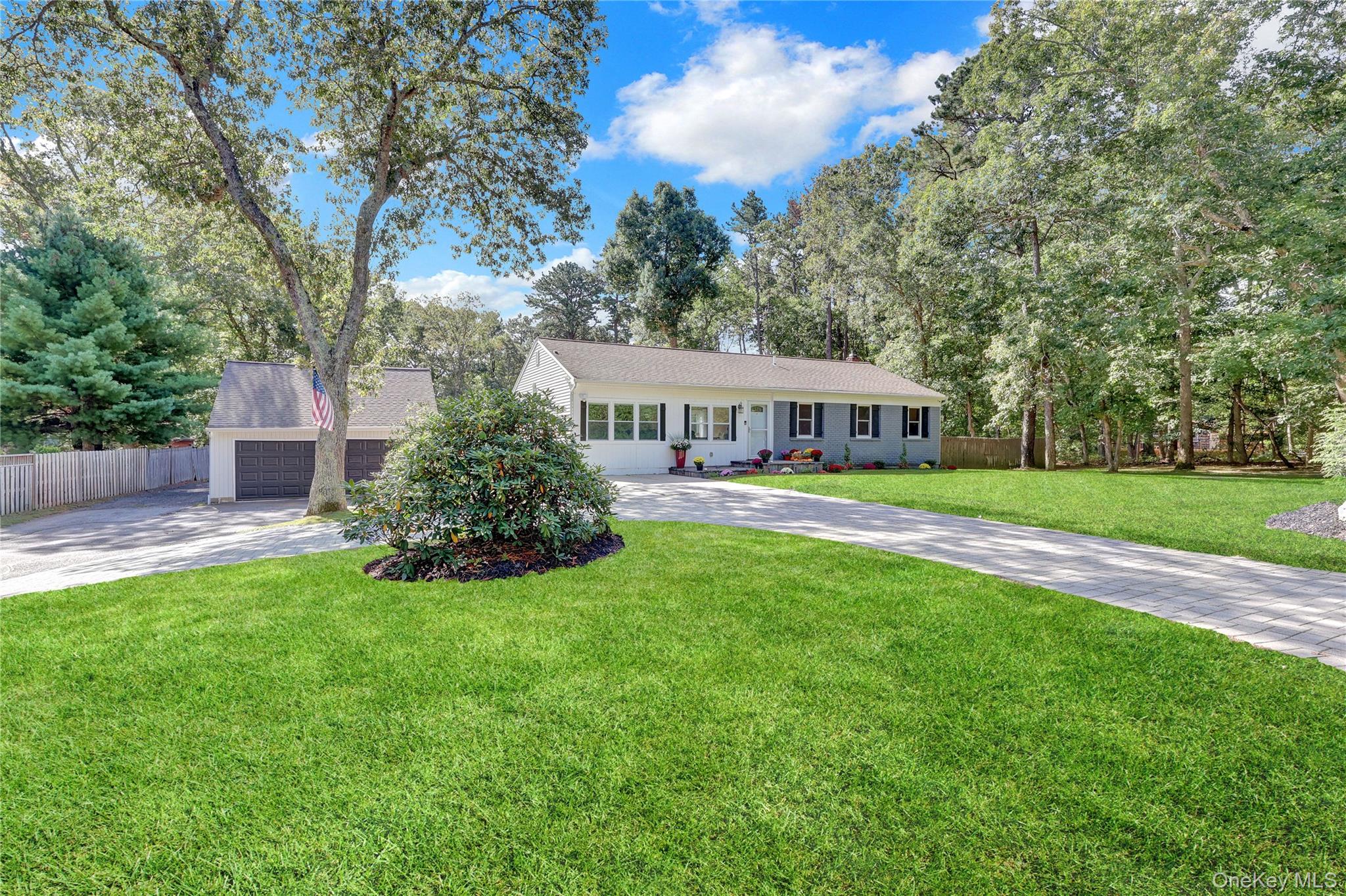 #1 photo, 590 Whiskey Road, サフォーク郡 Ridge , NY 11961