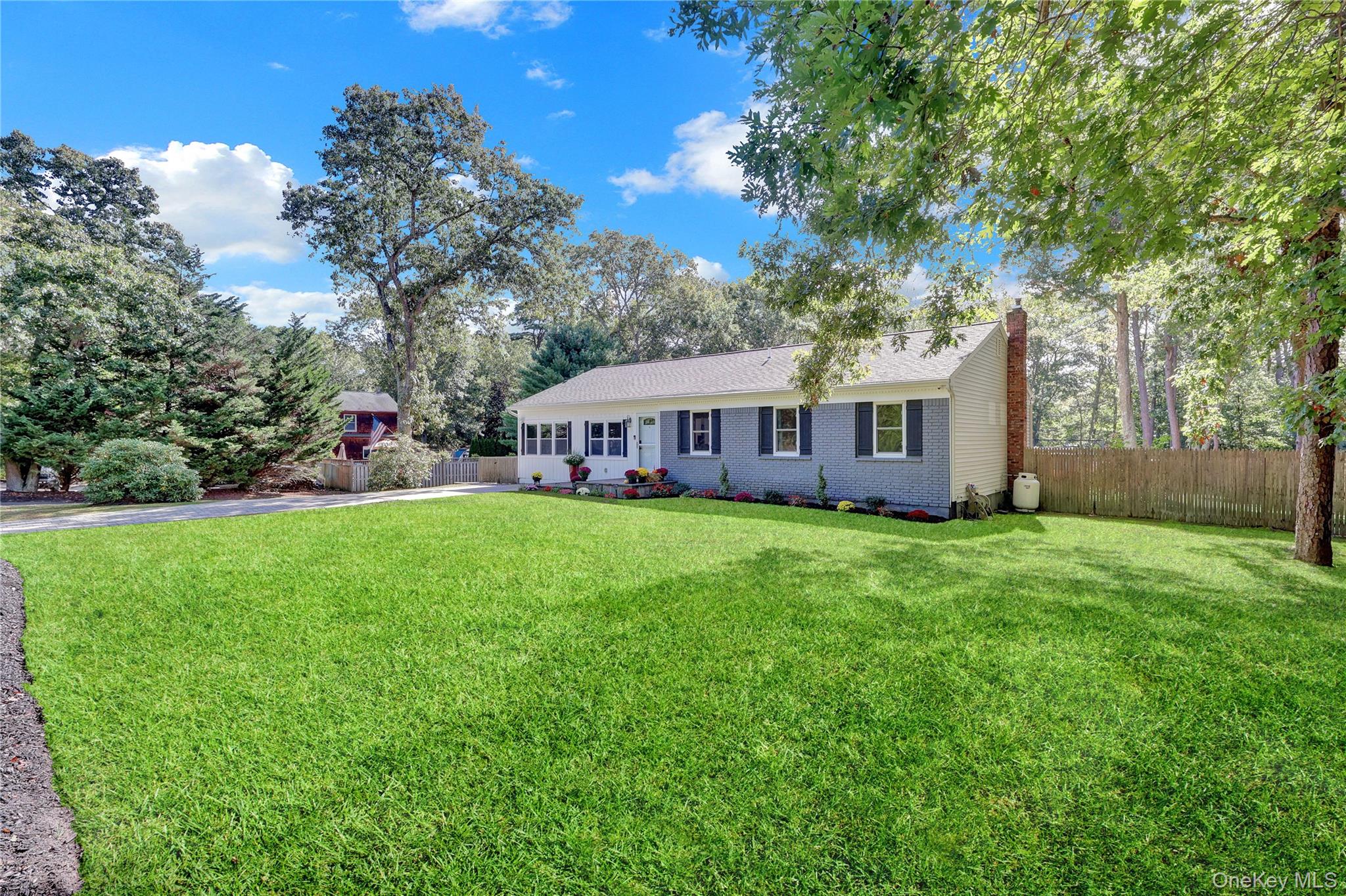 #2 photo, 590 Whiskey Road, サフォーク郡 Ridge , NY 11961