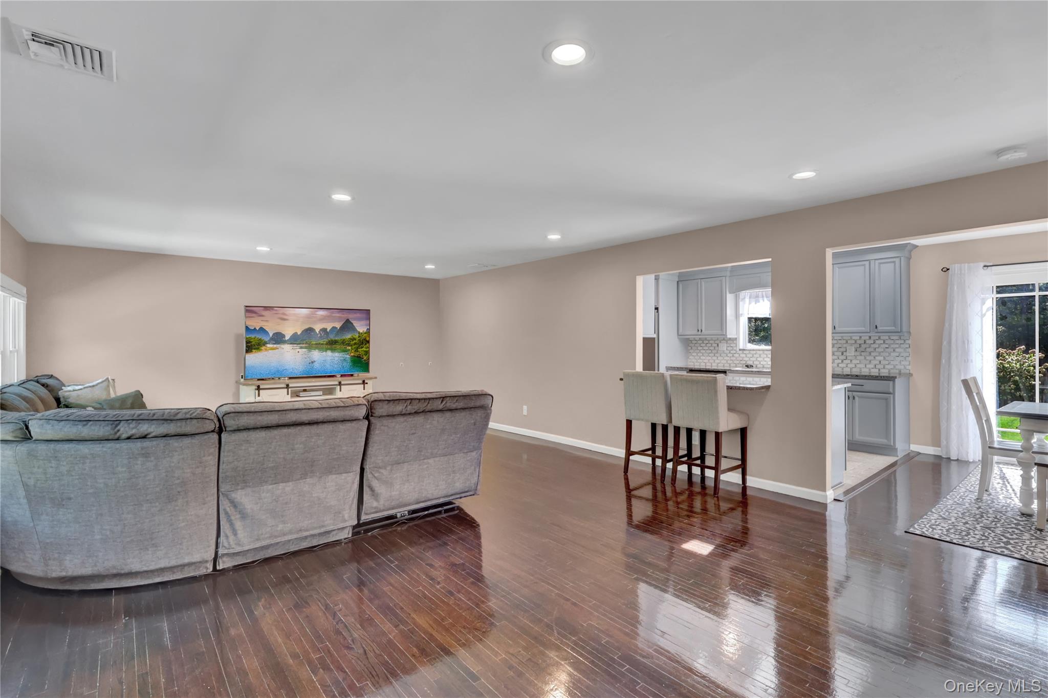 #4 photo, 590 Whiskey Road, サフォーク郡 Ridge , NY 11961