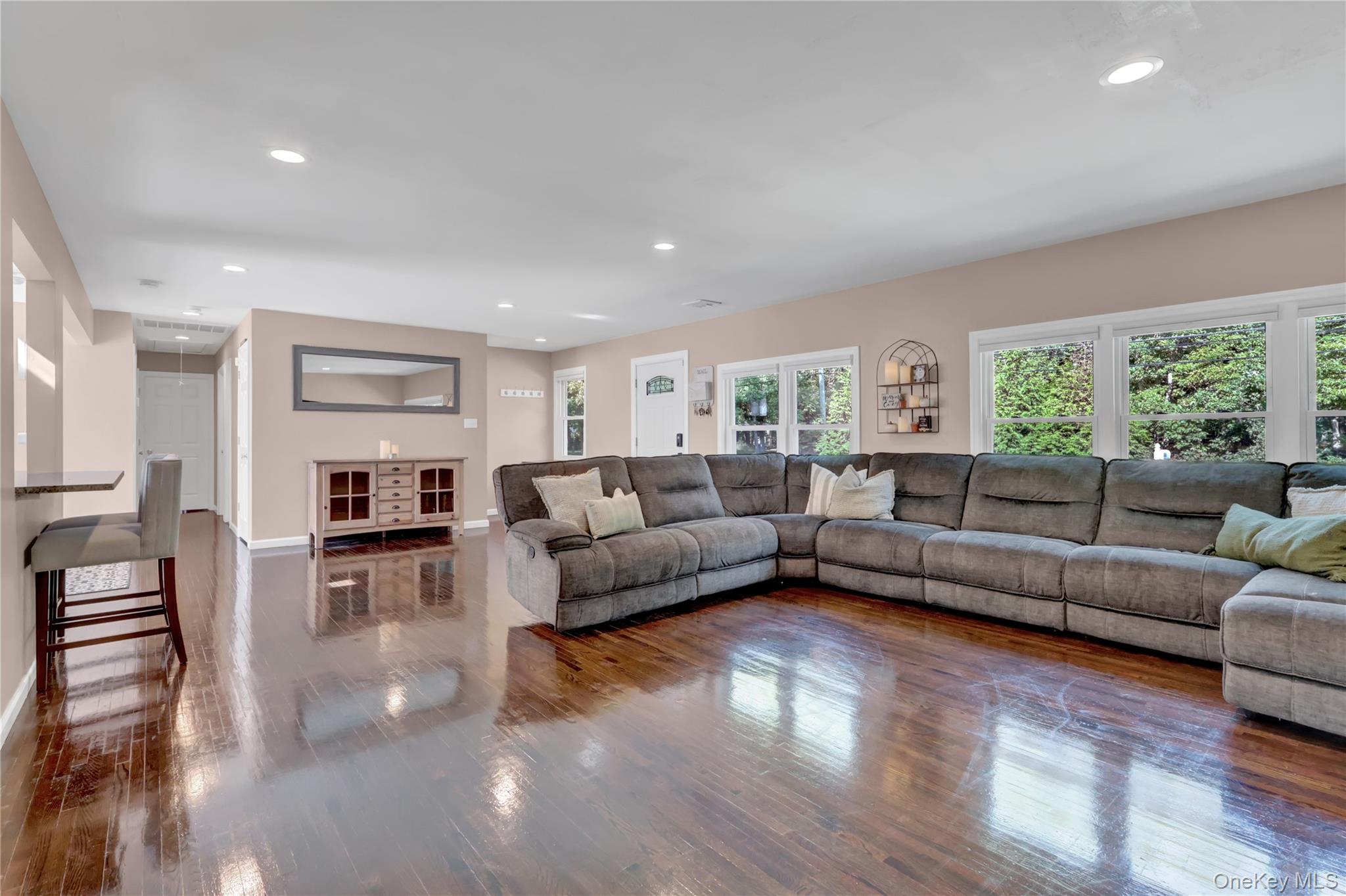 #5 photo, 590 Whiskey Road, サフォーク郡 Ridge , NY 11961