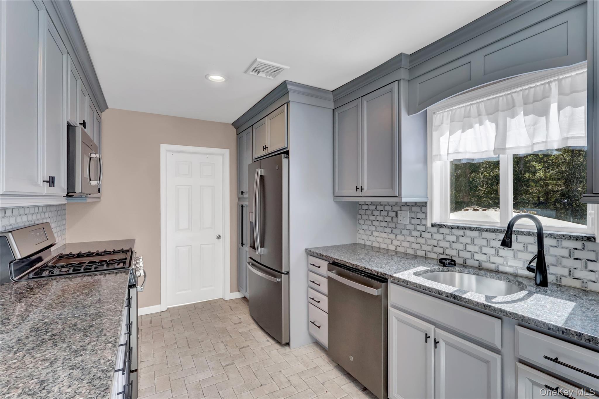 #7 photo, 590 Whiskey Road, サフォーク郡 Ridge , NY 11961