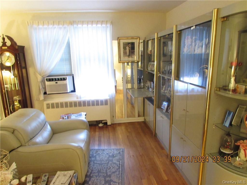 #4 photo, 1561 Central Park Ave, Yonkers , NY 10710