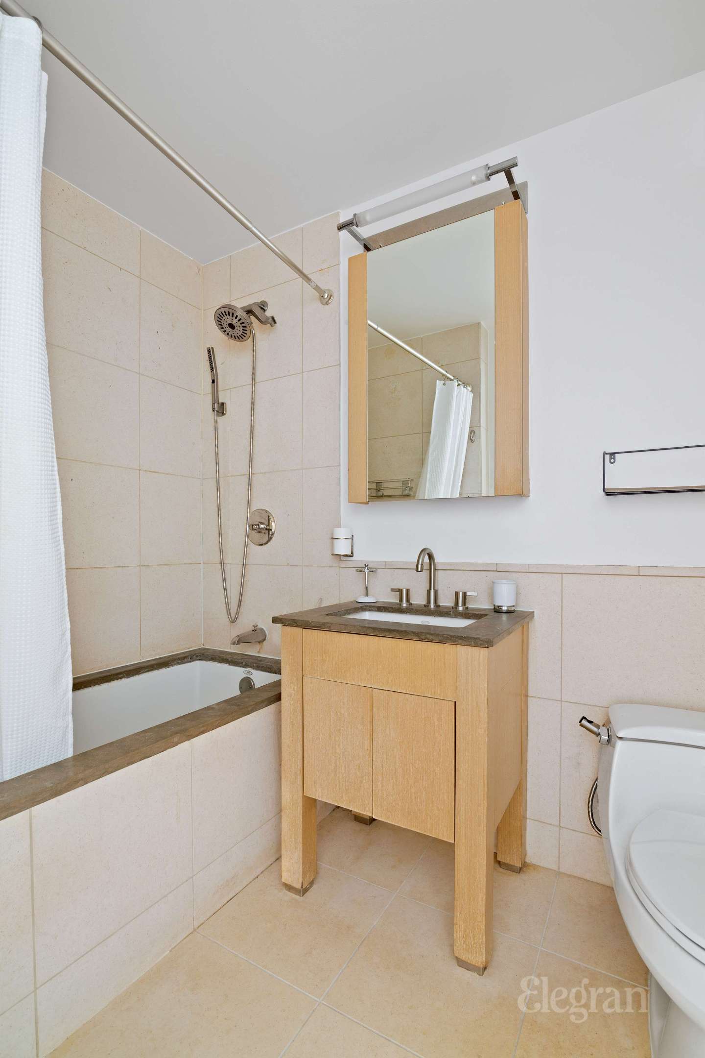 #5 photo, 350 W 42nd Street, マンハッタン Hell's Kitchen , NY 10036-6614