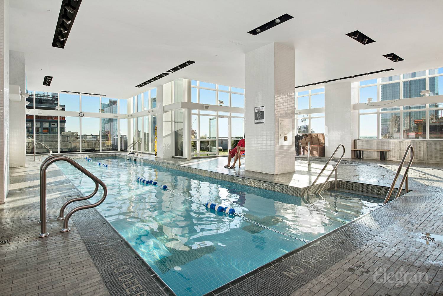 #8 photo, 350 W 42nd Street, マンハッタン Hell's Kitchen , NY 10036-6614