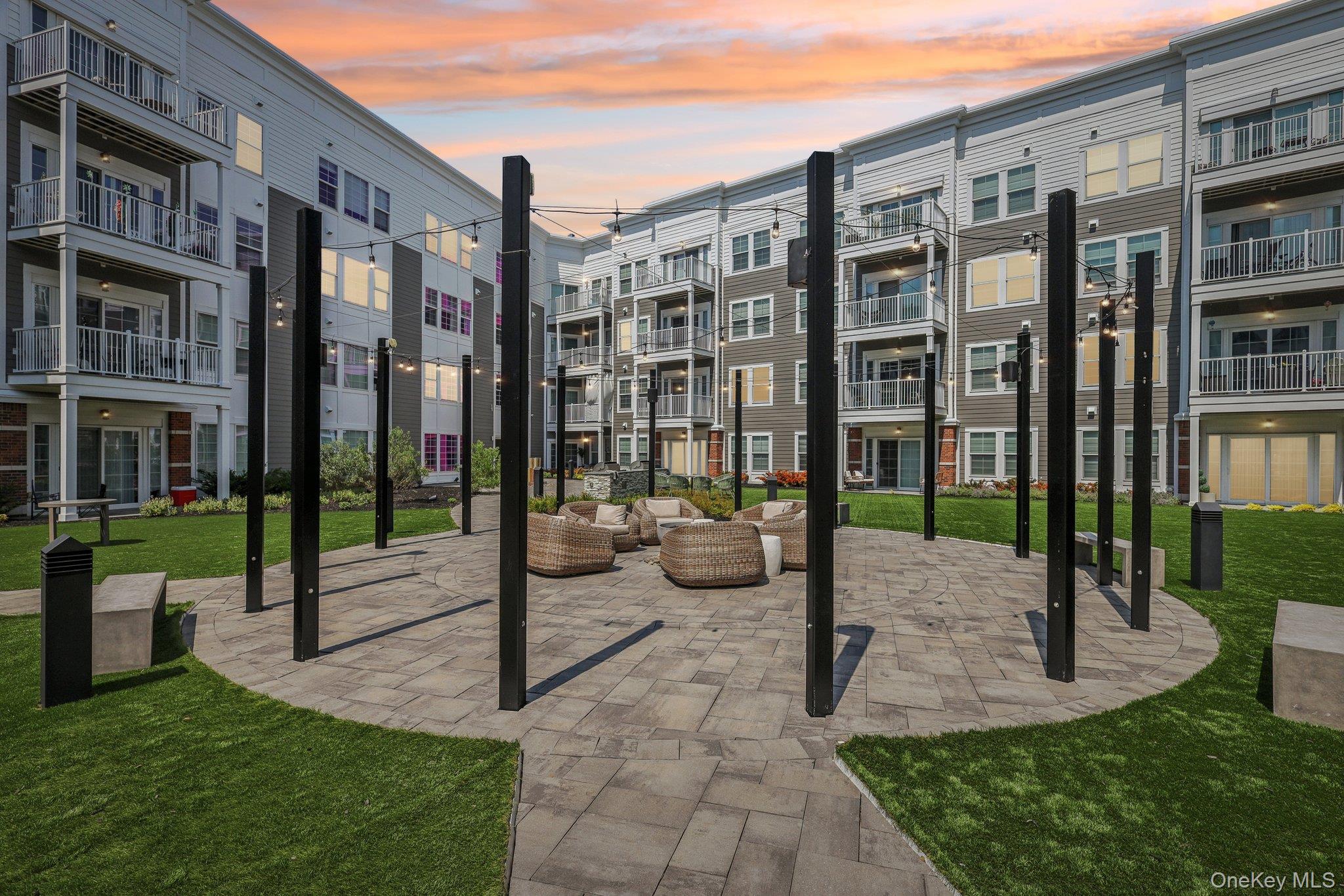 #1 photo, 75 E Hoffman Avenue, サフォーク郡 Lindenhurst , NY 11757