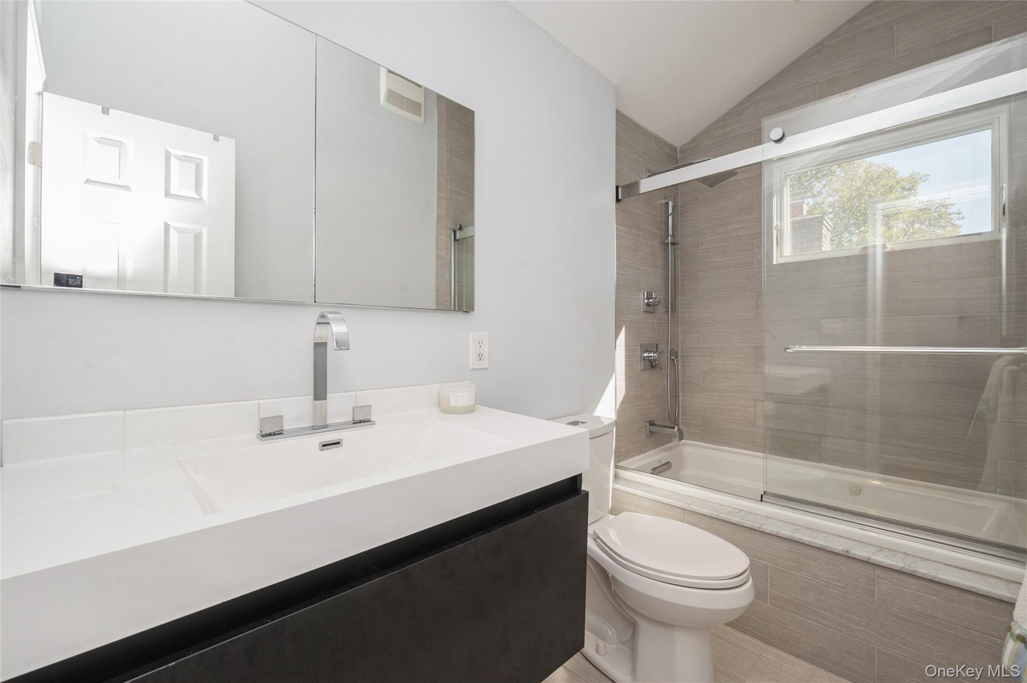 #16 photo, 18 Lois Lane, Farmingdale , NY 11735