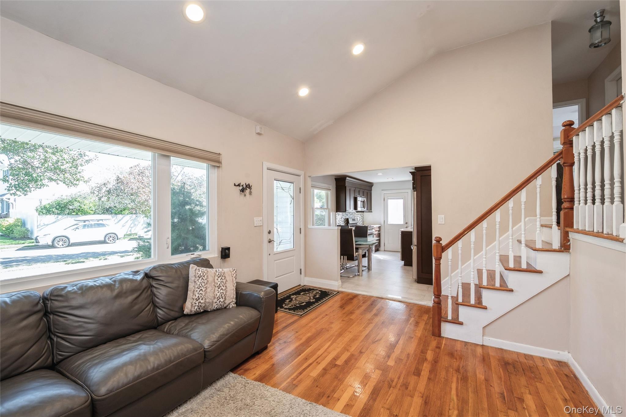 #6 photo, 18 Lois Lane, Farmingdale , NY 11735