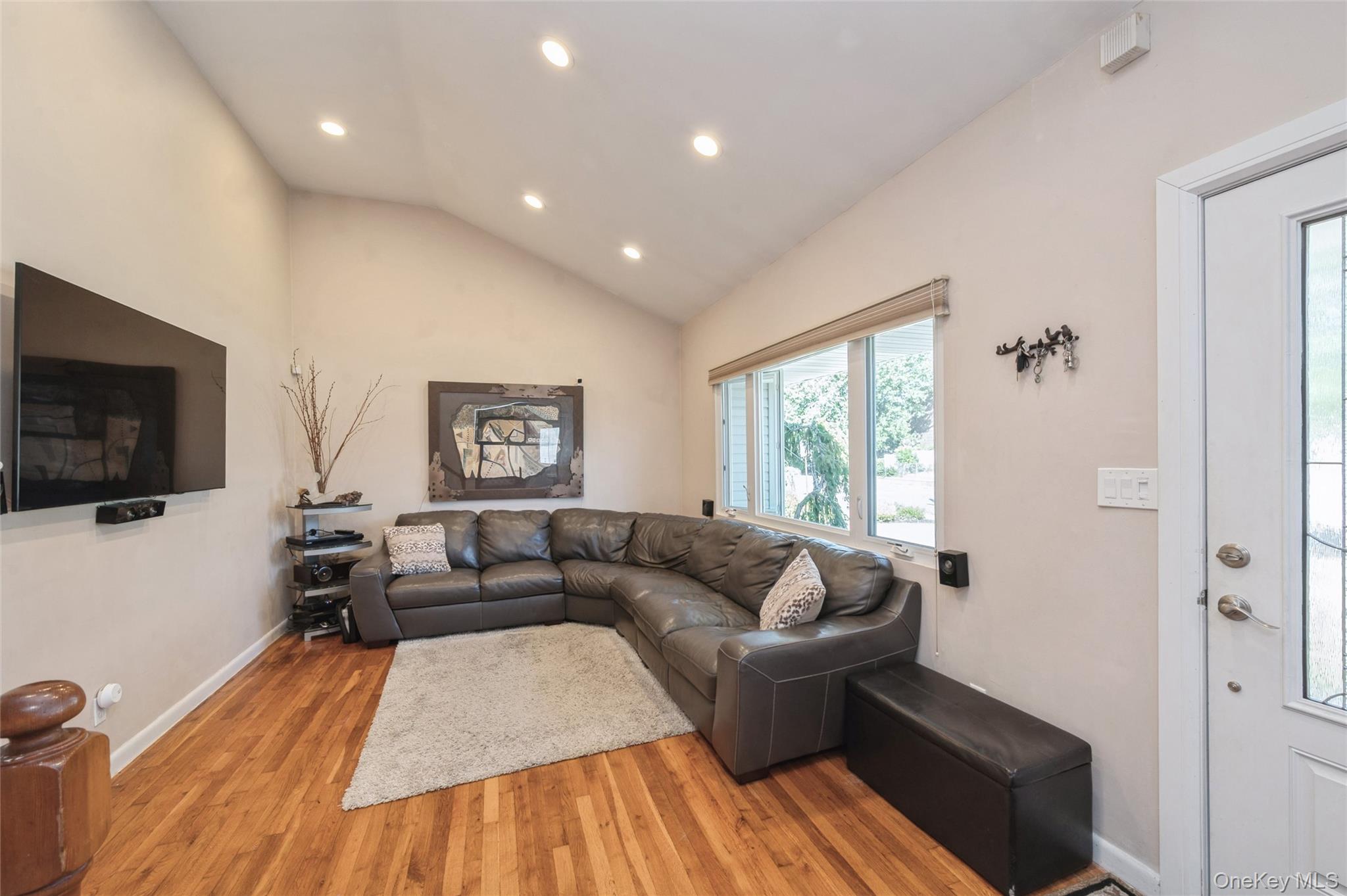 #7 photo, 18 Lois Lane, Farmingdale , NY 11735